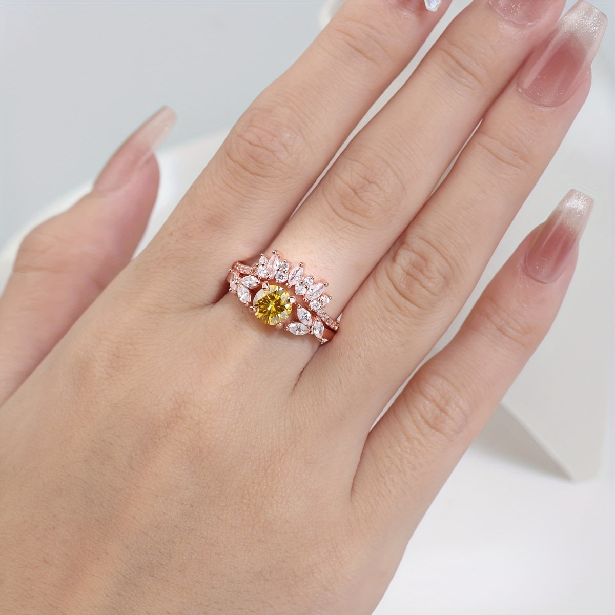 Turli ranglarda, to'y yoki nikoh uchun yuqori sifatli 925 sterling kumush Moissanite stacking va'da uzuklaridan tanlang. Ushbu uzuklar ayollar uchun mukammal sovg'a bo'lib, sertifikat va sovg'a qutisi bilan birga keladi.