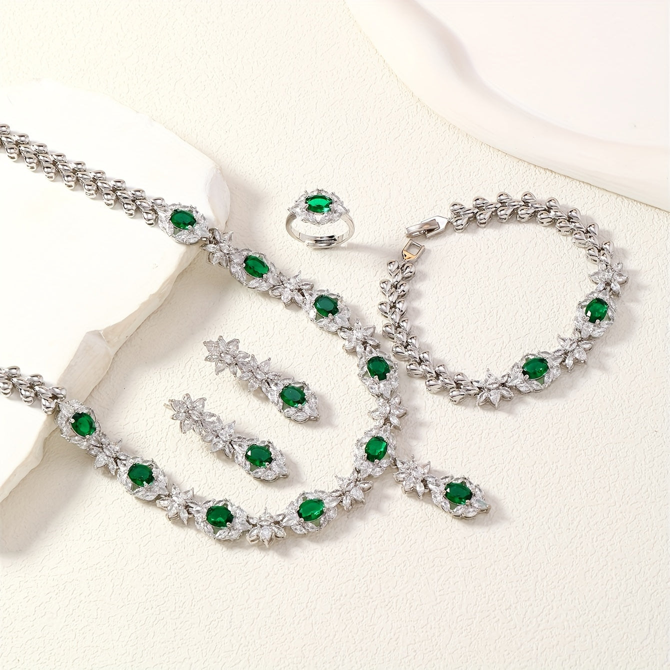 Zamonaviy 4-qismli zargarlik to'plami: 18K oltin qoplamali mis, sun'iy zirkoniya toshlari bilan bezatilgan, marjon, bilaguzuk va uzukdan iborat - to'ylar va 14-fevral kabi maxsus tadbirlar uchun mukammal.