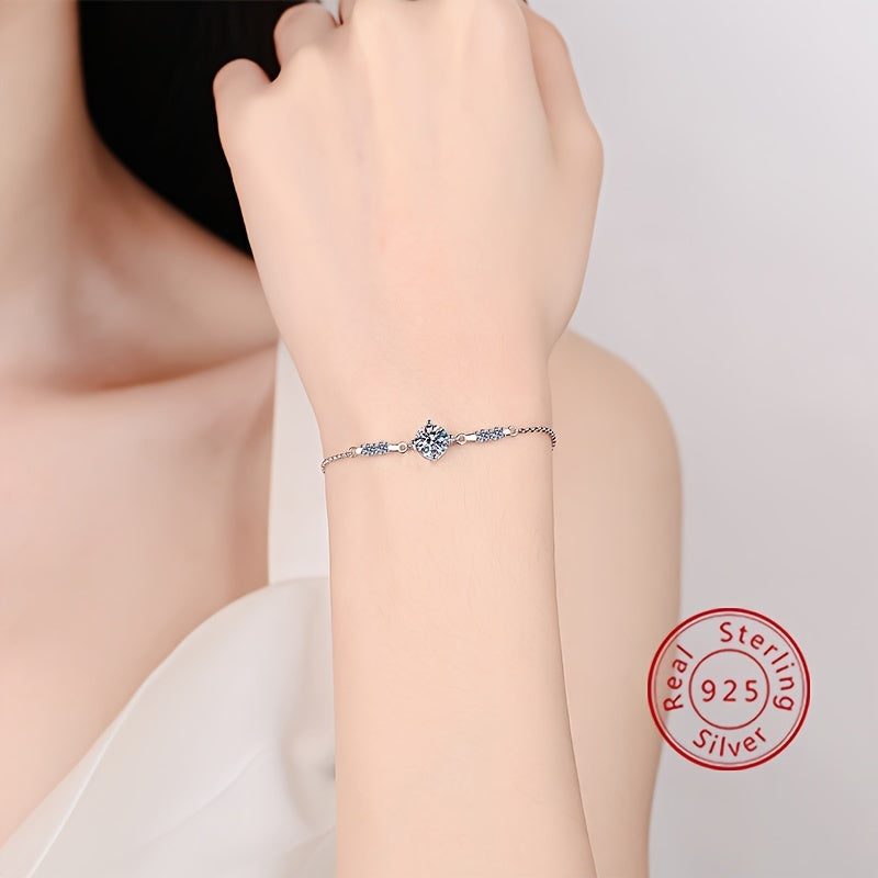 Ushbu nafis bilaguzuk 1 karat Moissanite tosh bilan 925 sterling kumush ramkada o'rnatilgan. U to'ylar, partiyalar, yubileylarga yoki Pasxa uchun maxsus sovg'a sifatida mukammal. Bilaguzukning og'irligi 3.1g/0.11oz va har qanday narsaga go'zal qo'shimcha.