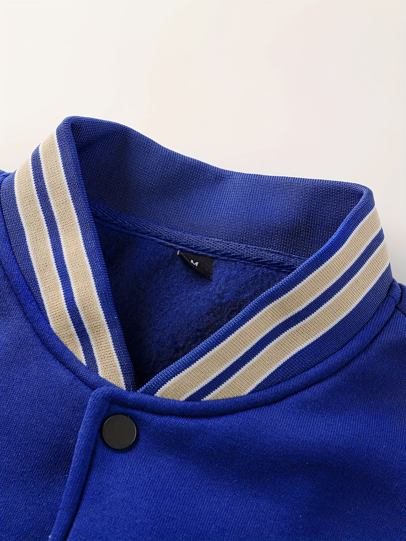 Erkaklar uchun tasodifiy universitet jeketi, harfli tikuv bilan, to'qilgan polyesterdan tayyorlangan va mashinada yuvish mumkin. Beysbol yelkasiga, uzun yenglarga ega va kuz va qish mavsumida kiyish uchun ideal.