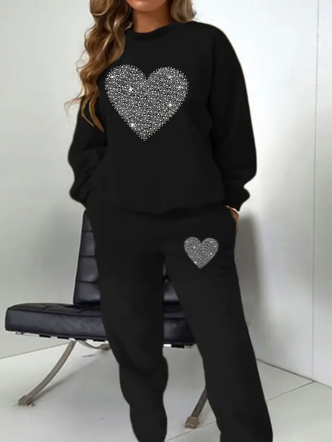 Plus-Size Women's Sweatshirt and Joggers Set with Heart Print Crew Neck Pockets