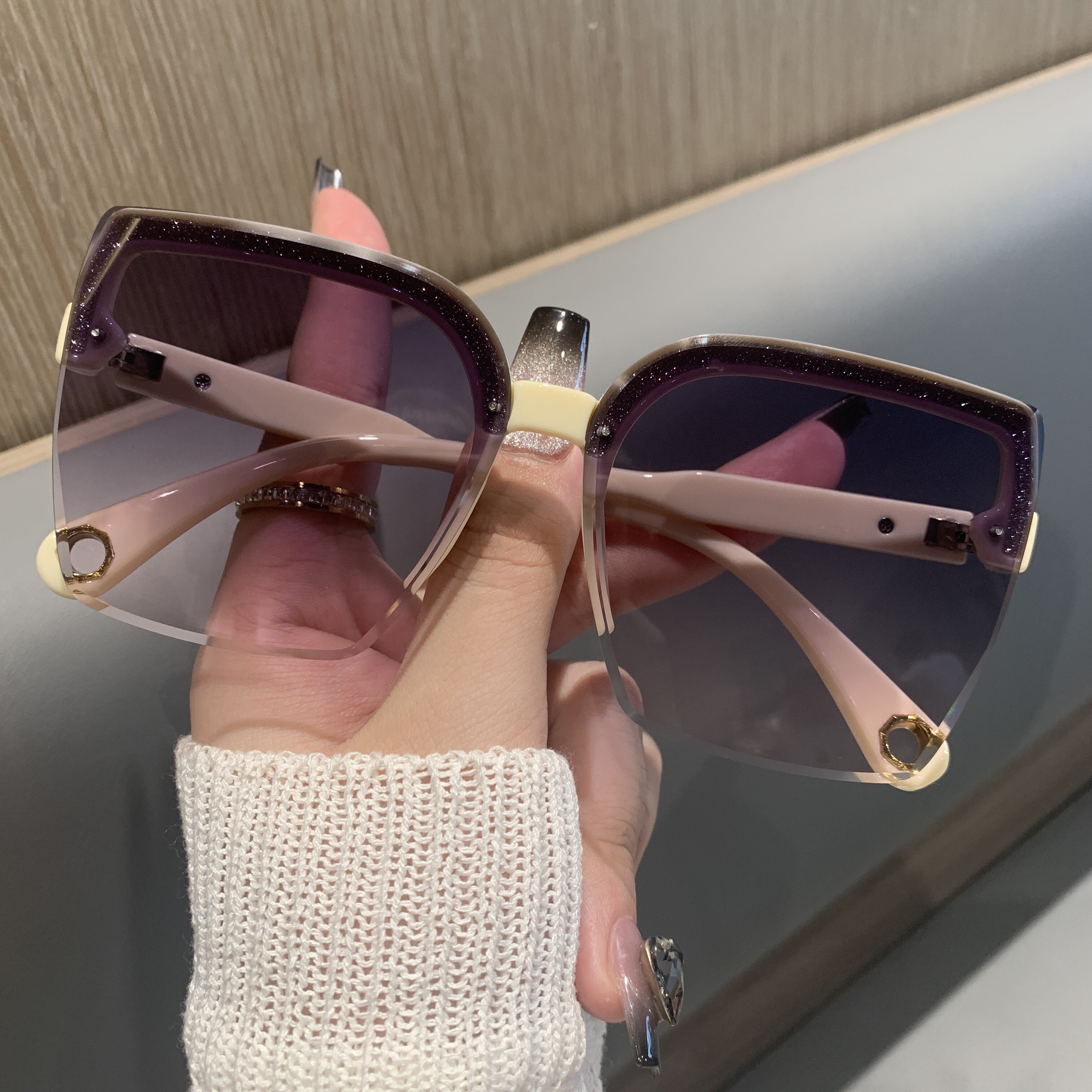 Gafas de sol grandes de ojo de gato semi sin marco con lentes degradados para mujeres y hombres