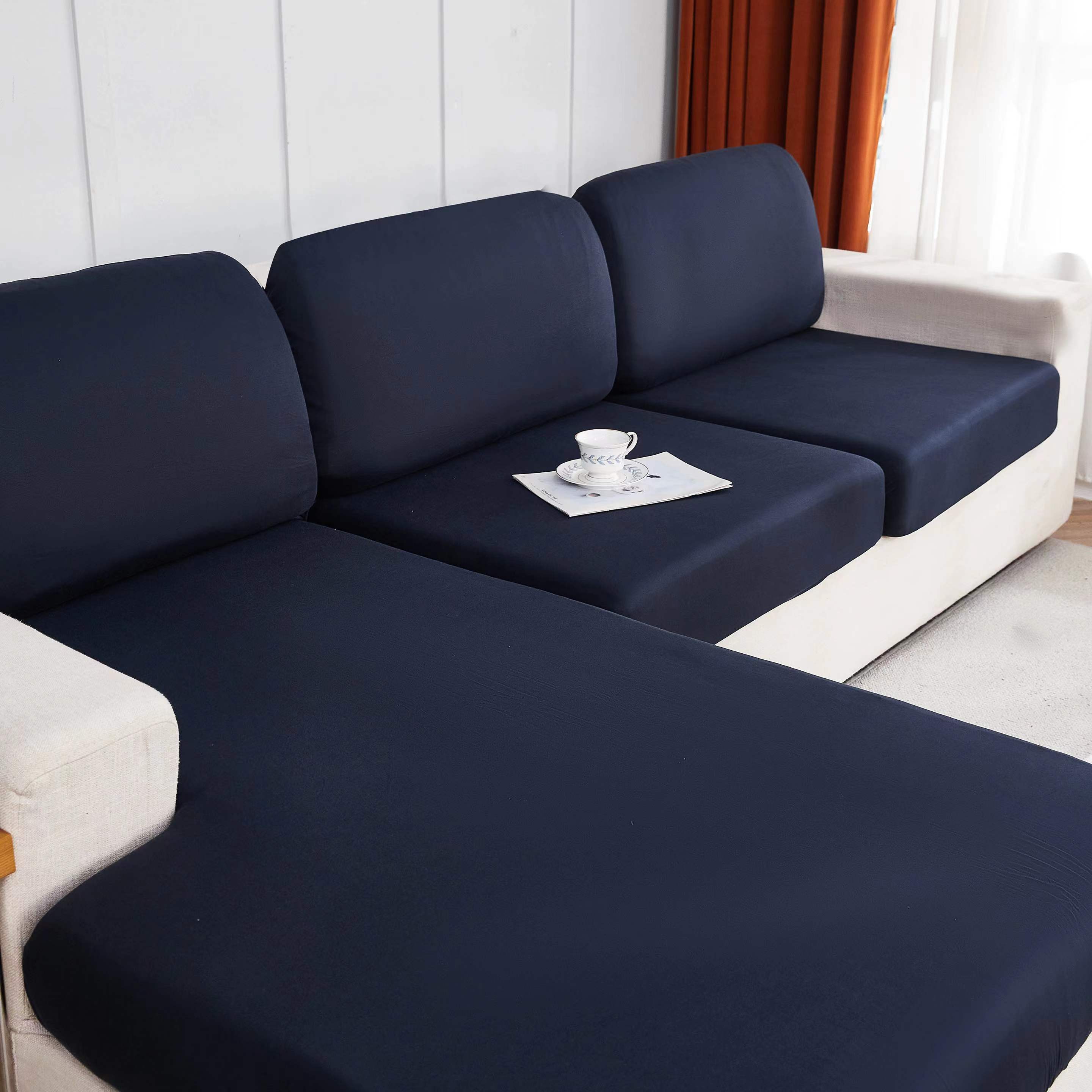 Elastik pastki bilan cho'ziladigan divan yostiq qoplamasi, yashash xonasi divanlarida oson olib tashlash va chizish qarshiligi uchun mo'ljallangan.