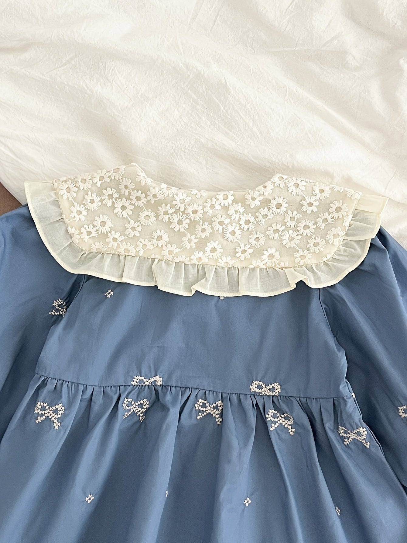 Qora uzun qo'lqonli libos, dantel bezak va kapalak yelkasiga ega, bahor va kuzda qizlar uchun yoqimli koreys uslubidagi tikuvlar bilan.