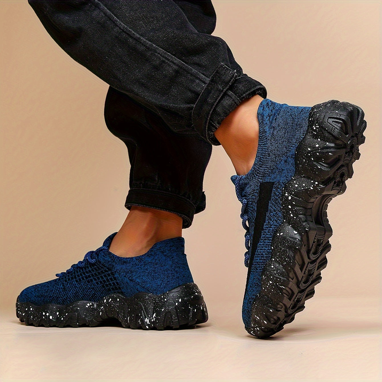 Erkaklar uchun geometrik naqshli sport uslubidagi krossovkalar, nafas oladigan mato ustki qismi, kauchuk pastki qismi va barcha mavsumlarga mos keladigan bog'ichli dizayn.