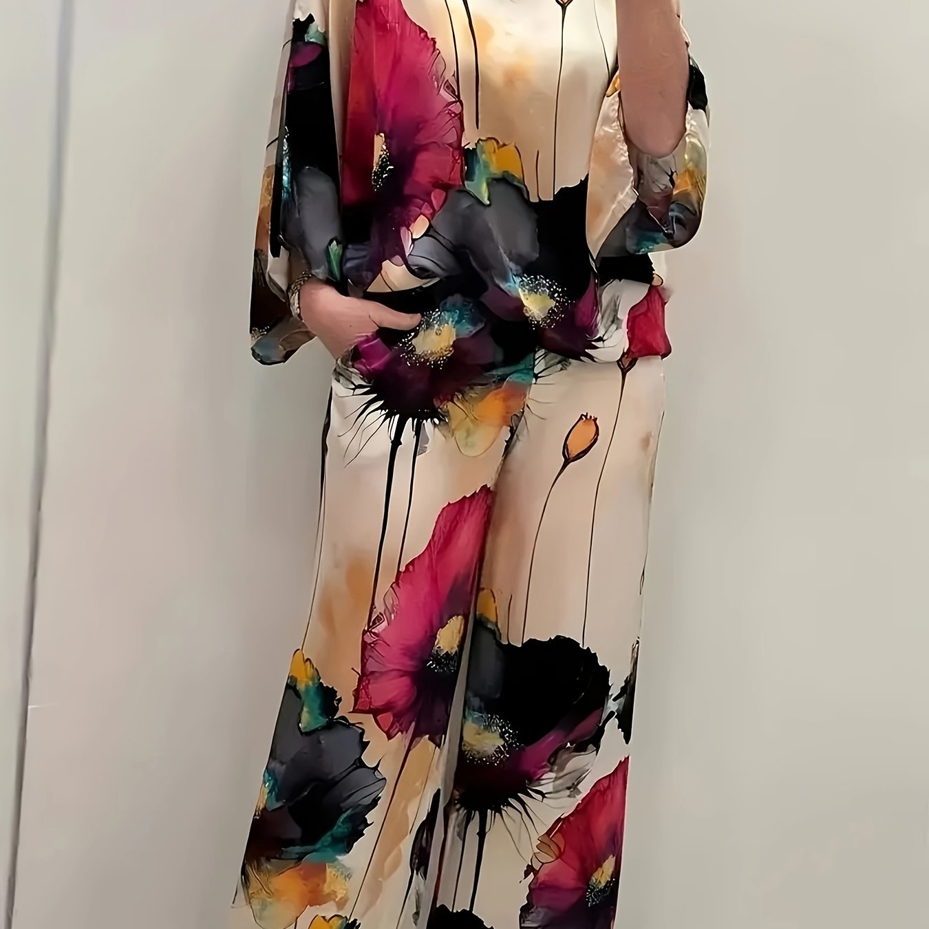 Ayollar uchun gullar bilan bezatilgan saten 2-qismli to'plam: yuqori va keng oyoq shimlar