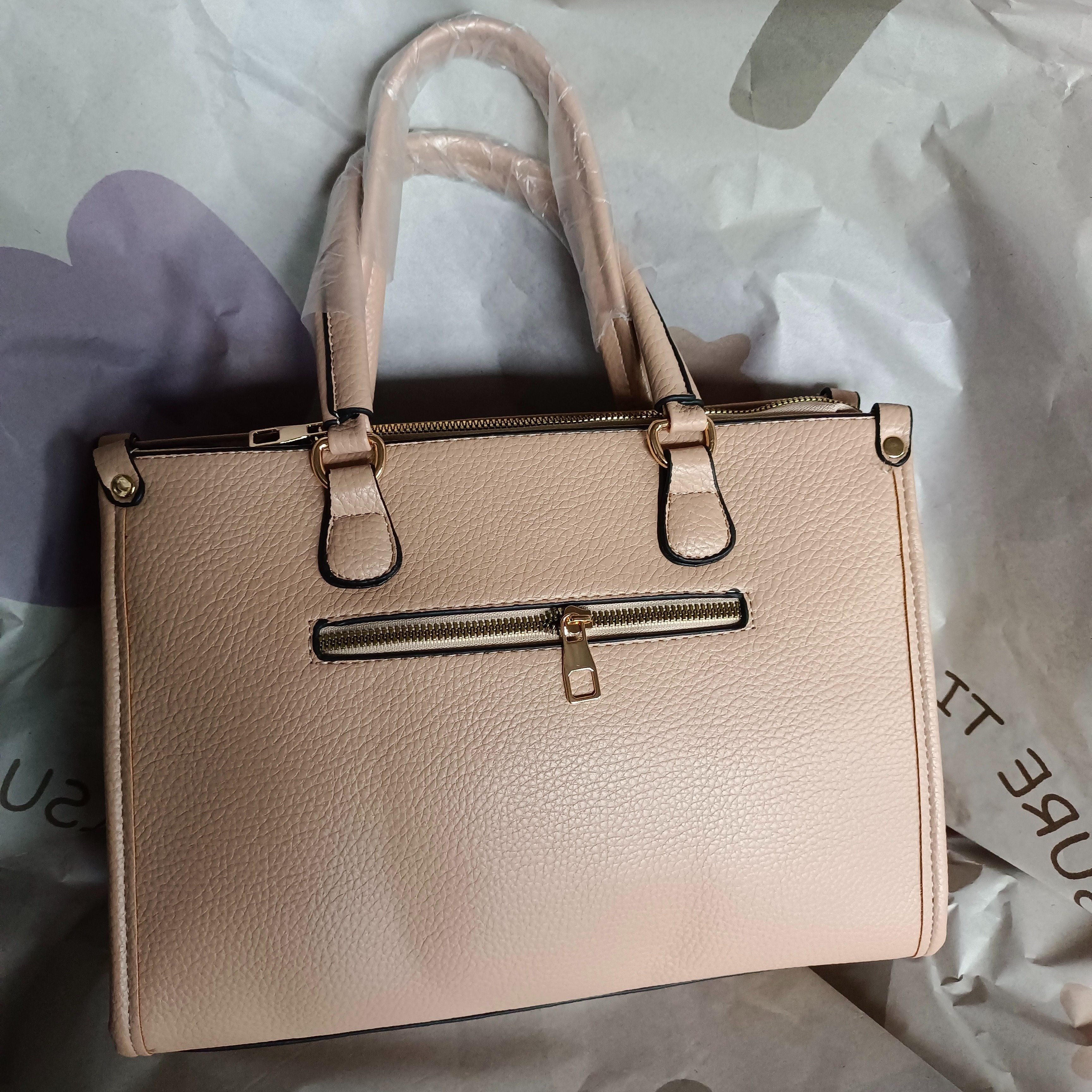 Ayollar uchun katta sig'imli, bir xil rangdagi va ko'p funksiyali uslubdagi nafis to'plam sumkasi.