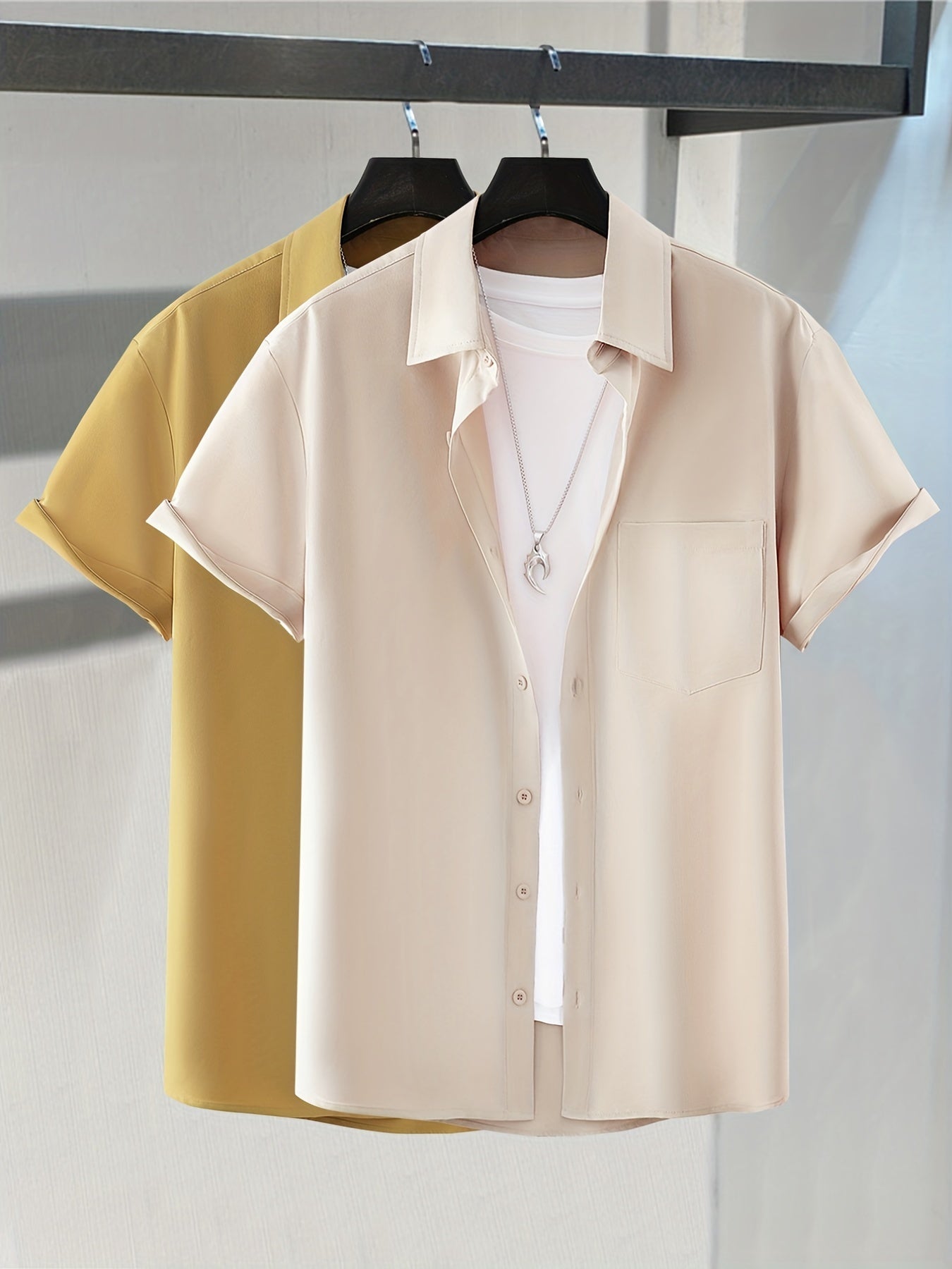 2 Ta'kdimli O'lchamdagi Erkaklar uchun Tasodifiy Tugmachali Ko'ylaklar: Yengil Bej va Sariq, Qisqa Yeng, Poliesterdan, Yozgi Kiymish, Mashinada Yuvish mumkin.