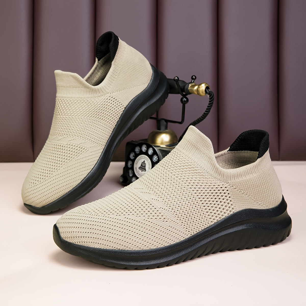 Ayollar uchun nafas oladigan slip-on sport poyabzali neon ranglar yengil yurish poyabzali