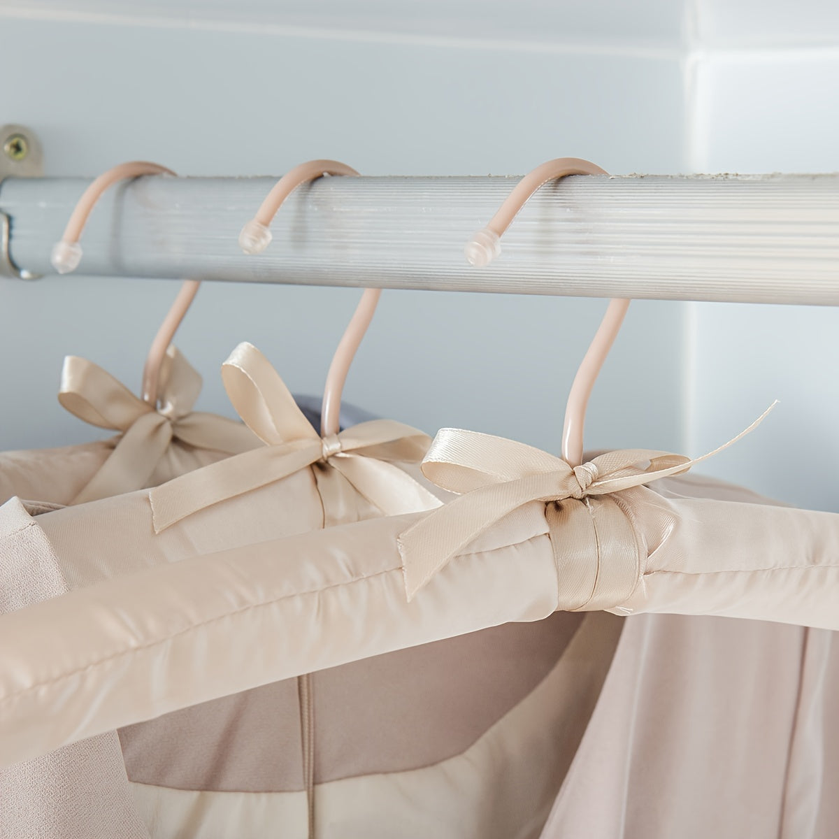 Juego de 10 elegantes perchas francesas de madera con acabado satinado y organizadores antideslizantes para armario
