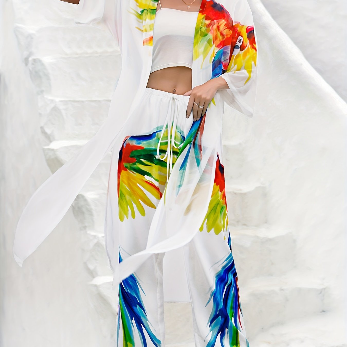 "Parrot Print Vacay 2 qismli ayollar uchun suzish kiyimlari, uzun yengli kimono va keng kesimli qoplama shimni o'z ichiga oladi."