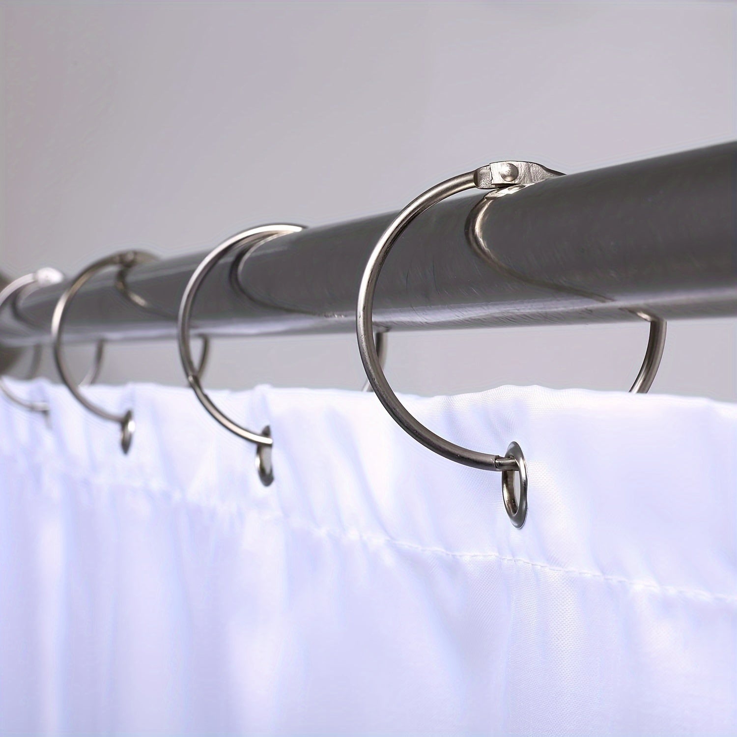 Водонепроницаемые и ржавчинеустойчивые регулируемые крючки для штор в виде колец для душа в наборах по 12 или 24 штуки. Легко устанавливаются для декора ванной и спальни.