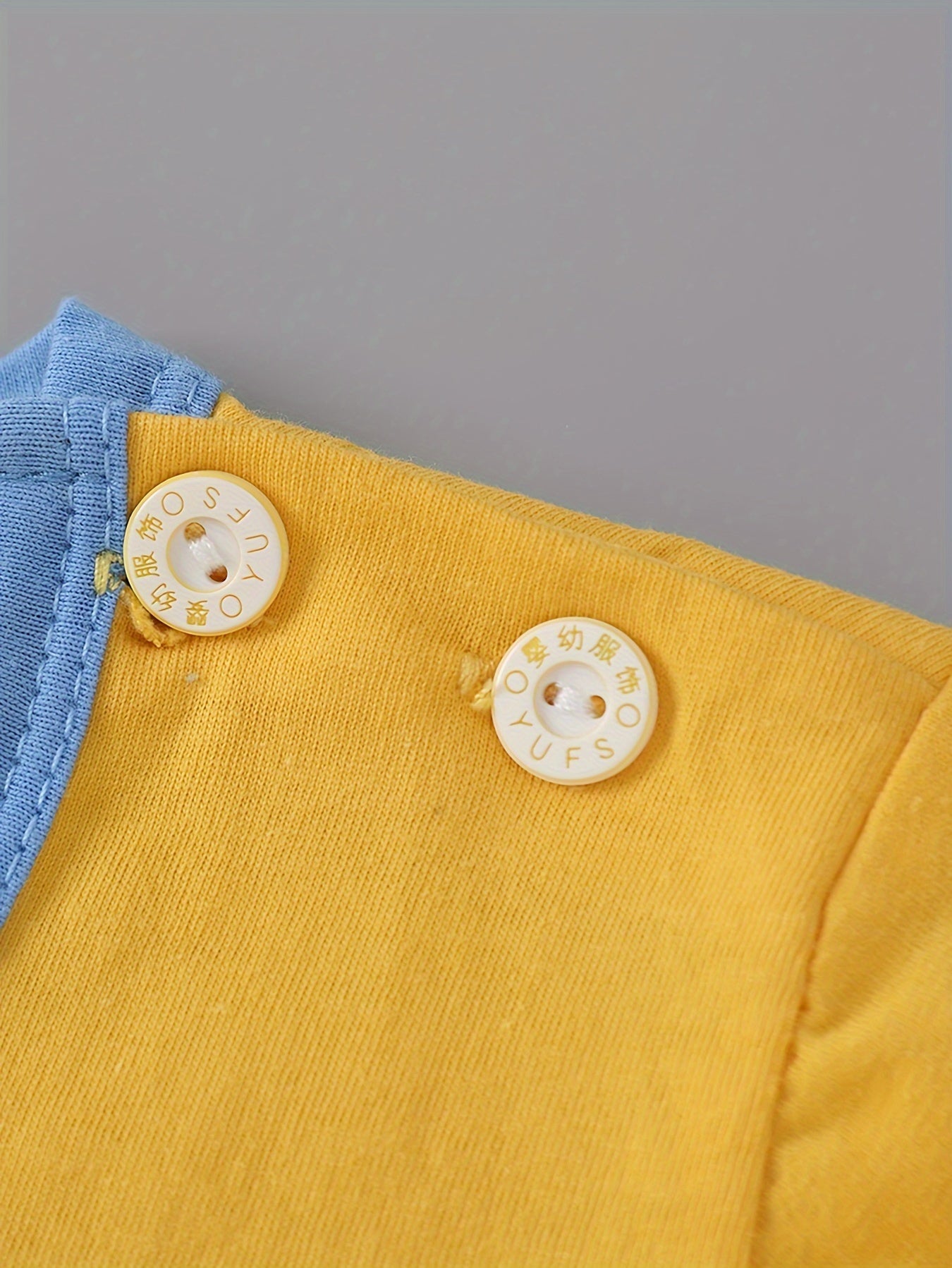 Yigitlar uchun paxta rangli blokli krokodil bosma futbolka va shortiklar to'plami yoz uchun