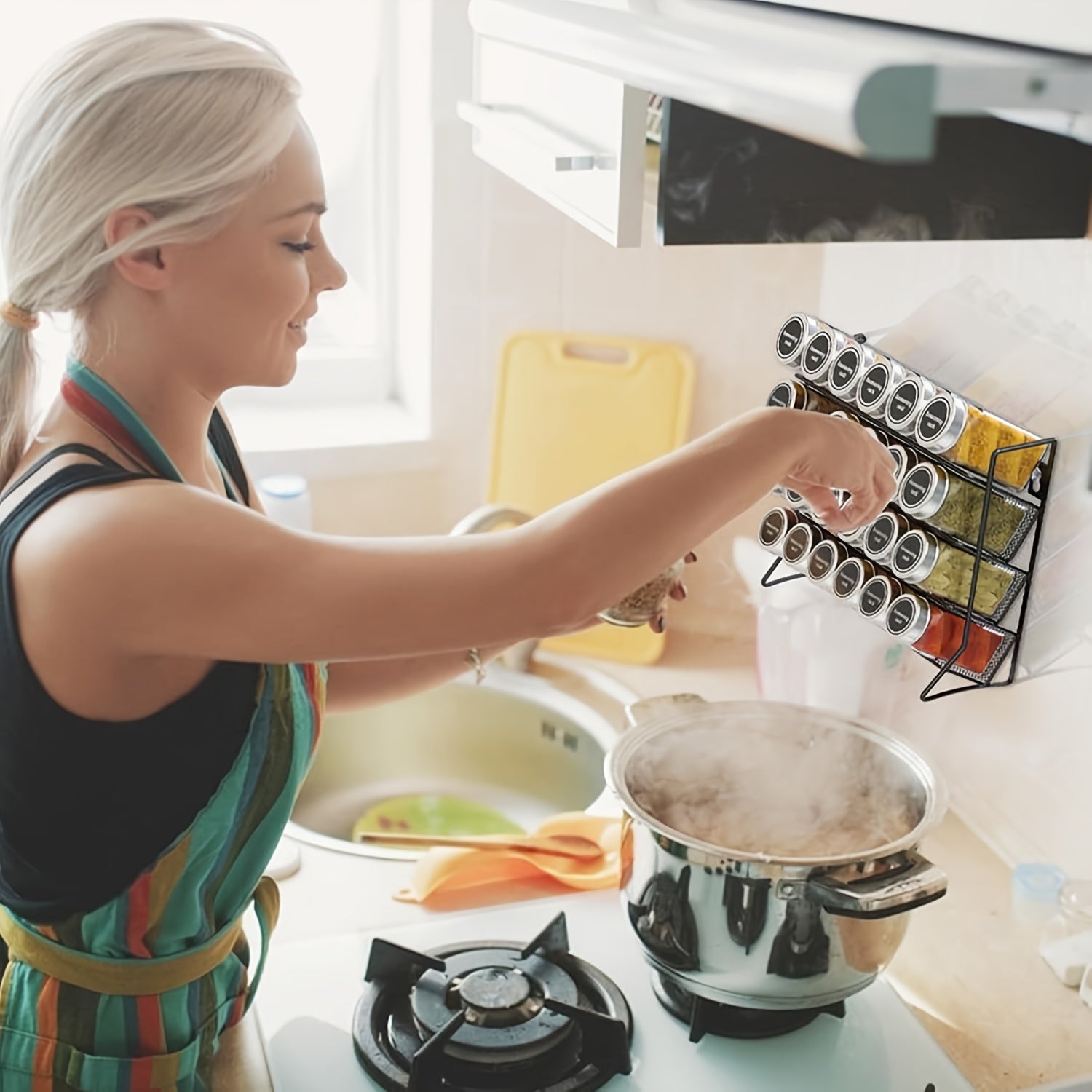 Devorga o'rnatiladigan oshxona ziravorlar qutisi, qora va kumush, 4 qavatli, 24 ta shisha uchun mo'ljallangan