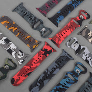 Ko'p rangli kamuflyaj silikondan yasalgan sport tasmasi IWatch Series 9-1 SE uchun, suv o'tkazmaydigan, terga chidamli, qulay, mustahkam, metall sozlash teshigi bilan, kapalak dumiga o'xshash dizayn.