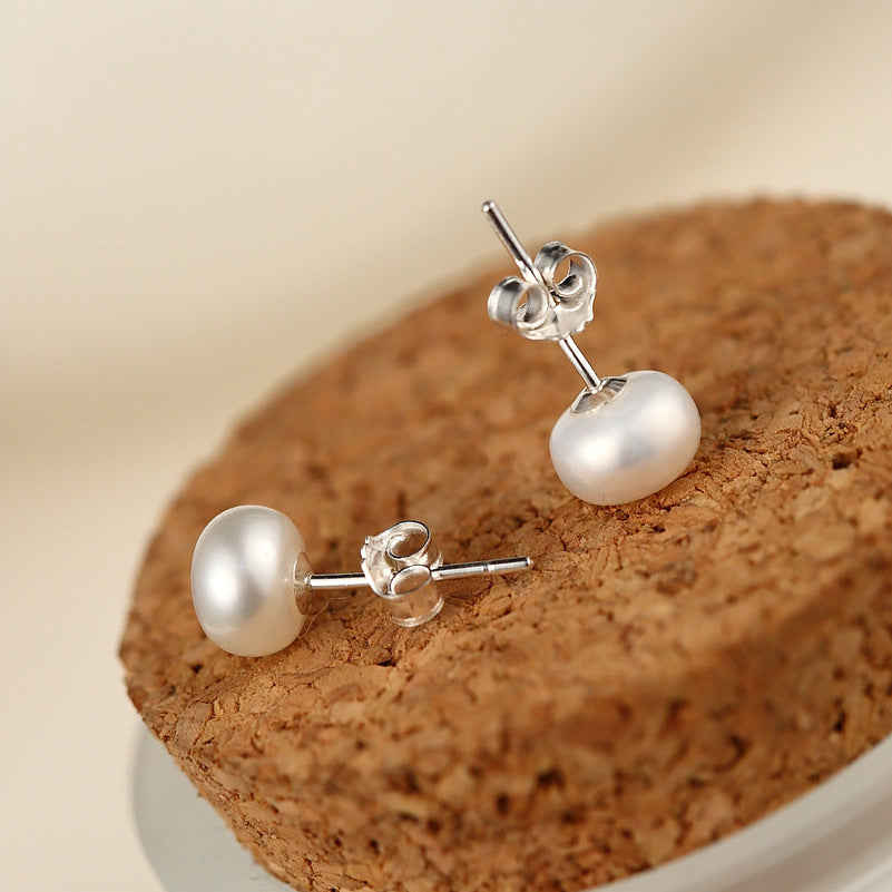 S925 Silver Stud Earrings with Natural Freshwater Pearls - Kundalik kiyim yoki maxsus tadbirlar uchun nozik va ko'p qirrali tekis dumaloq marvaridli studlar