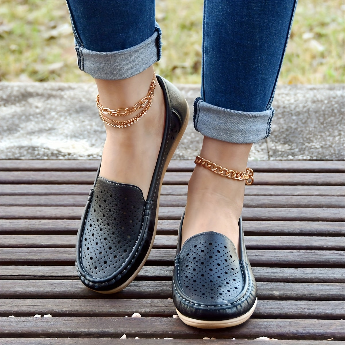 Ayollar uchun oq slip-on loafers, nafas olish uchun perforatsiyalangan dizayn, sirpanmaydigan taglik, dumaloq barmoq va har mavsumda kiyish uchun ko'p funksiyali tasodifiy uslub.