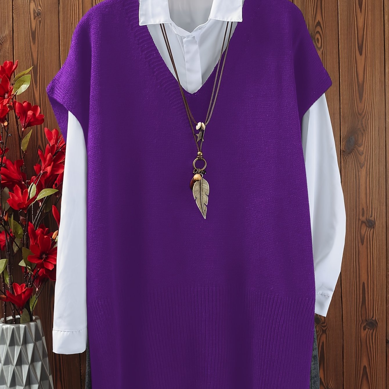 Katta o'lchamdagi ayollar uchun yirtqichlari bo'lgan bir rangli V-yuqori pullover.