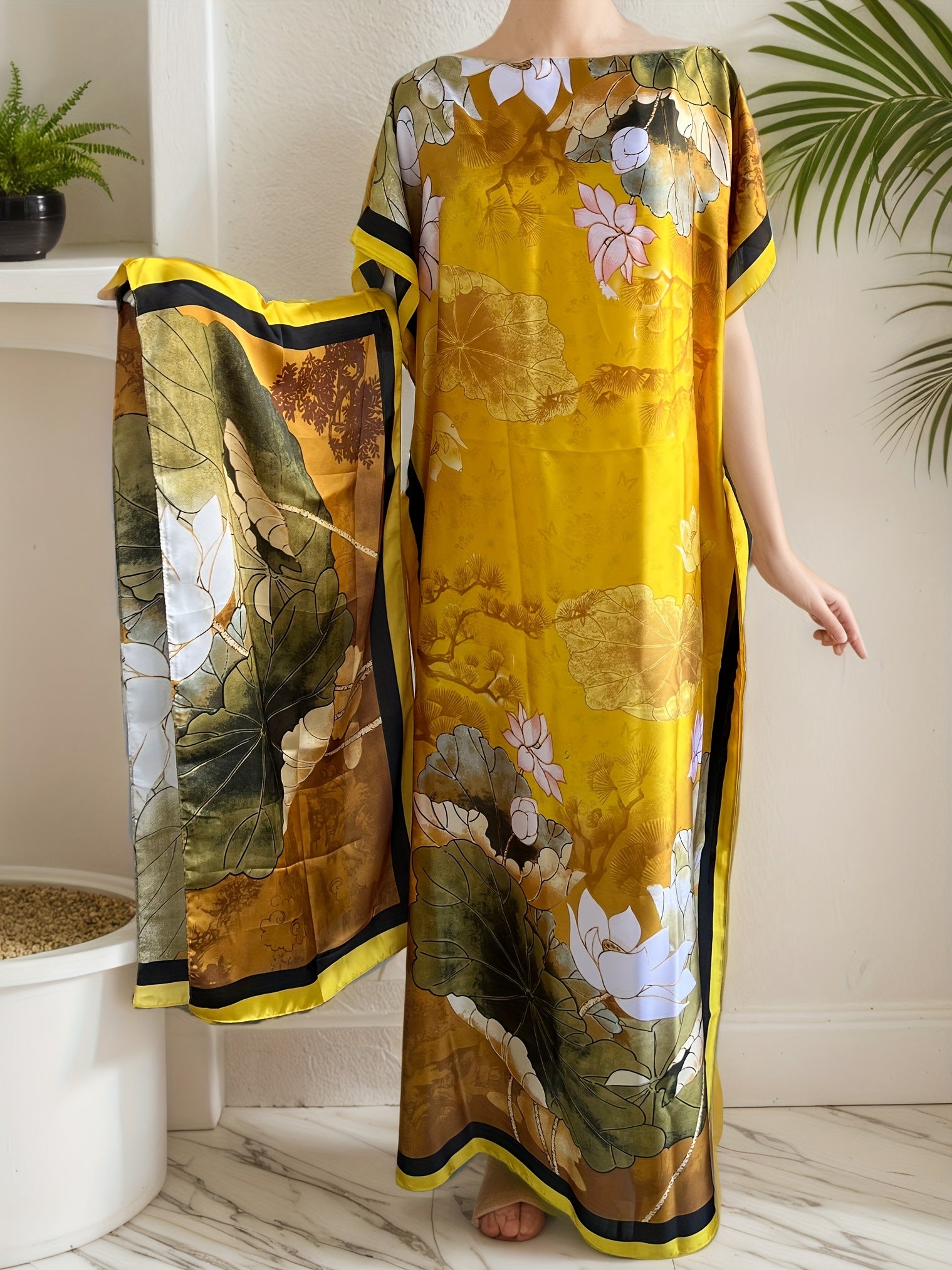 ayollar uchun katta o'lchamli gullar bilan bosilgan maxi kiyim sharf bilan, dumaloq bo'yin, batwing ko'krak qismlari