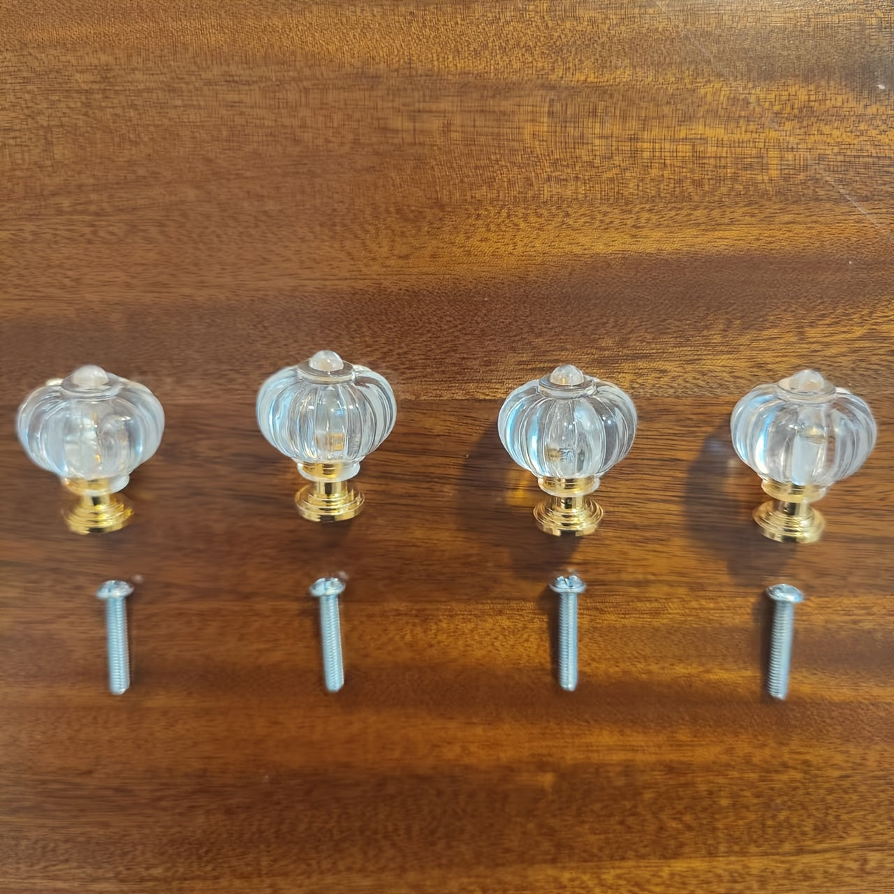 Акриловые ручки из пластика для ящиков, шкафов и гардеробов теперь предлагаются в золотистых и серебристых оттенках.