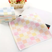 Три хлопковые марлевые полотенца в клетчатом дизайне, изготовленные из 100% легкой трикотажной ткани с современным мультяшным мотивом. Каждое полотенце имеет размер 25,4x25,4 см и плотность 30 г/м². Рекомендуется ручная стирка.