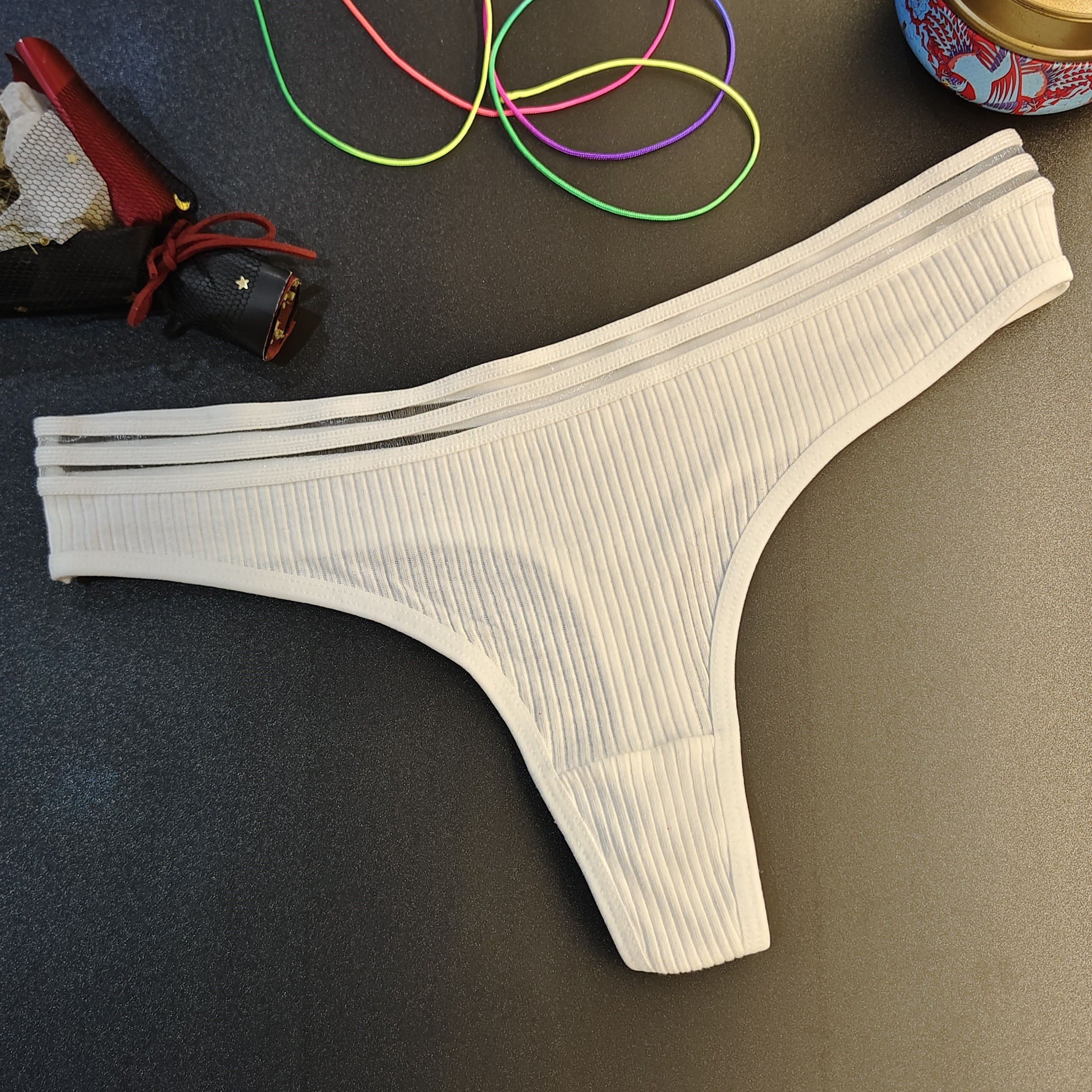 Panties tanga de tiro bajo con ribete negro para mujer