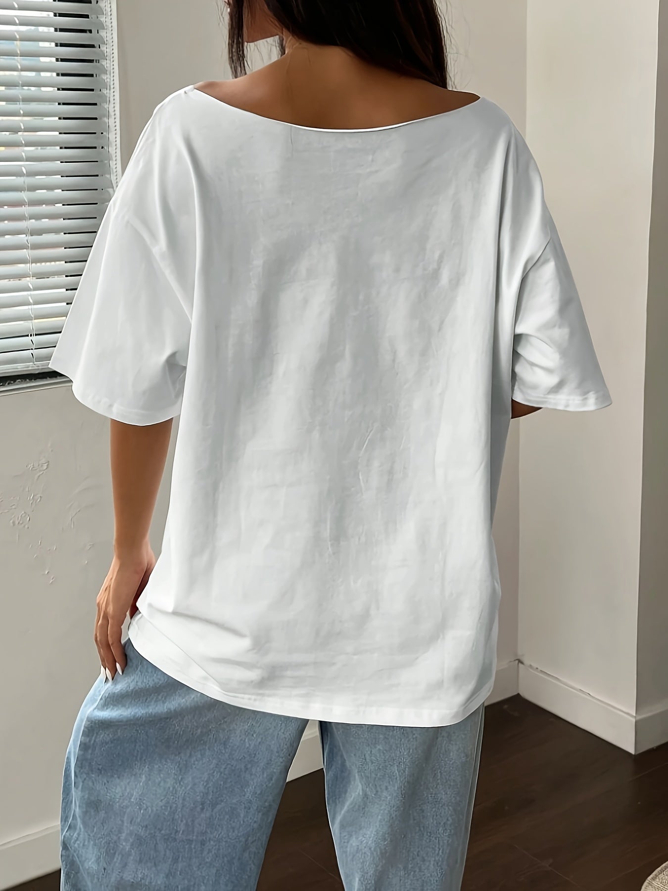 Plus o'lchamli ayollar uchun ochiq yelka bilan grafik bosma bilan kundalik kofta