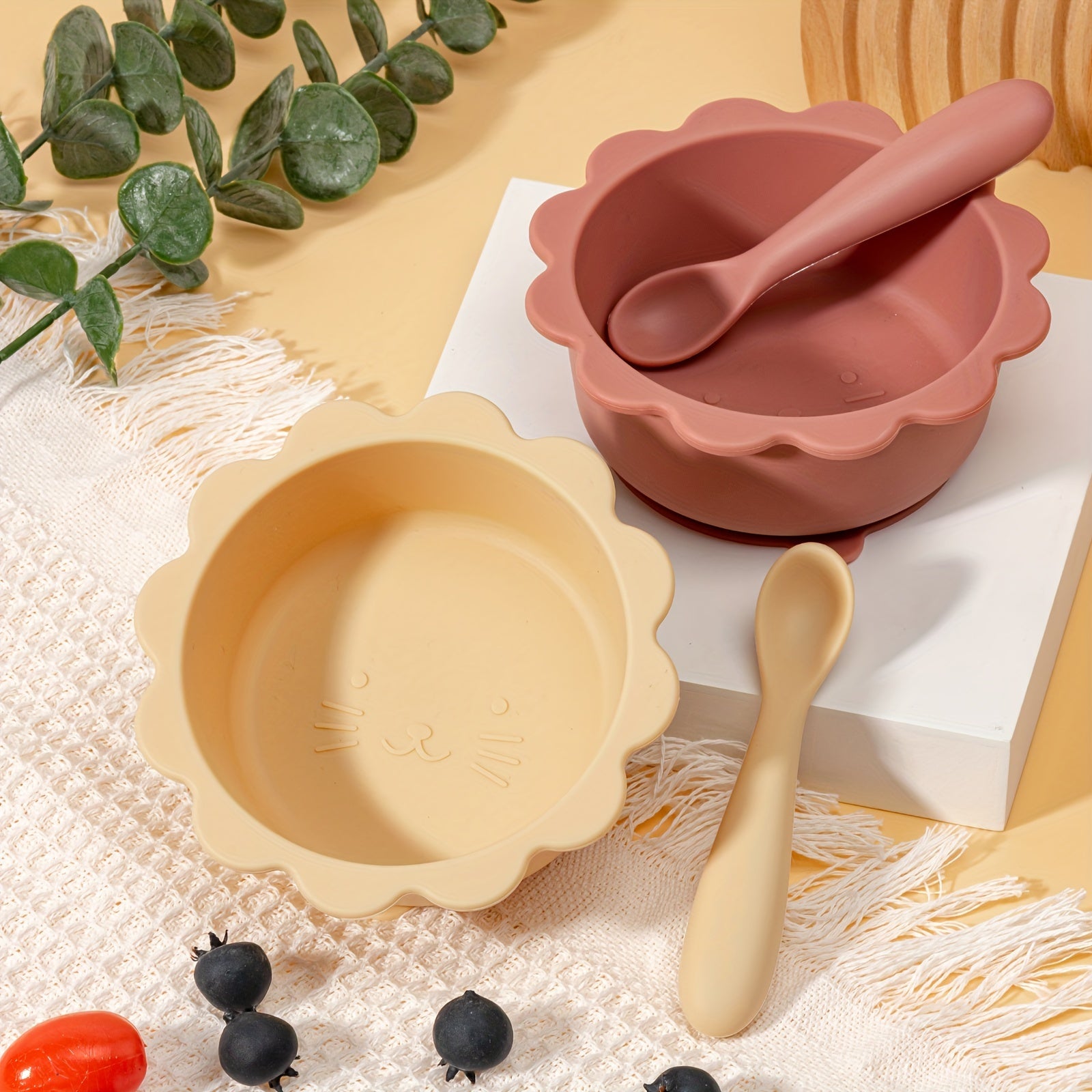 1 to'plam Yoshlar uchun oziq-ovqat darajasidagi silikon ovqatlanish idishi va qoshiq to'plami, mushuk mavzusida, barqarorlik uchun vakuumli qopqoq bilan. Yoshlar va uyda foydalanish uchun mos, yuqori haroratga chidamli.