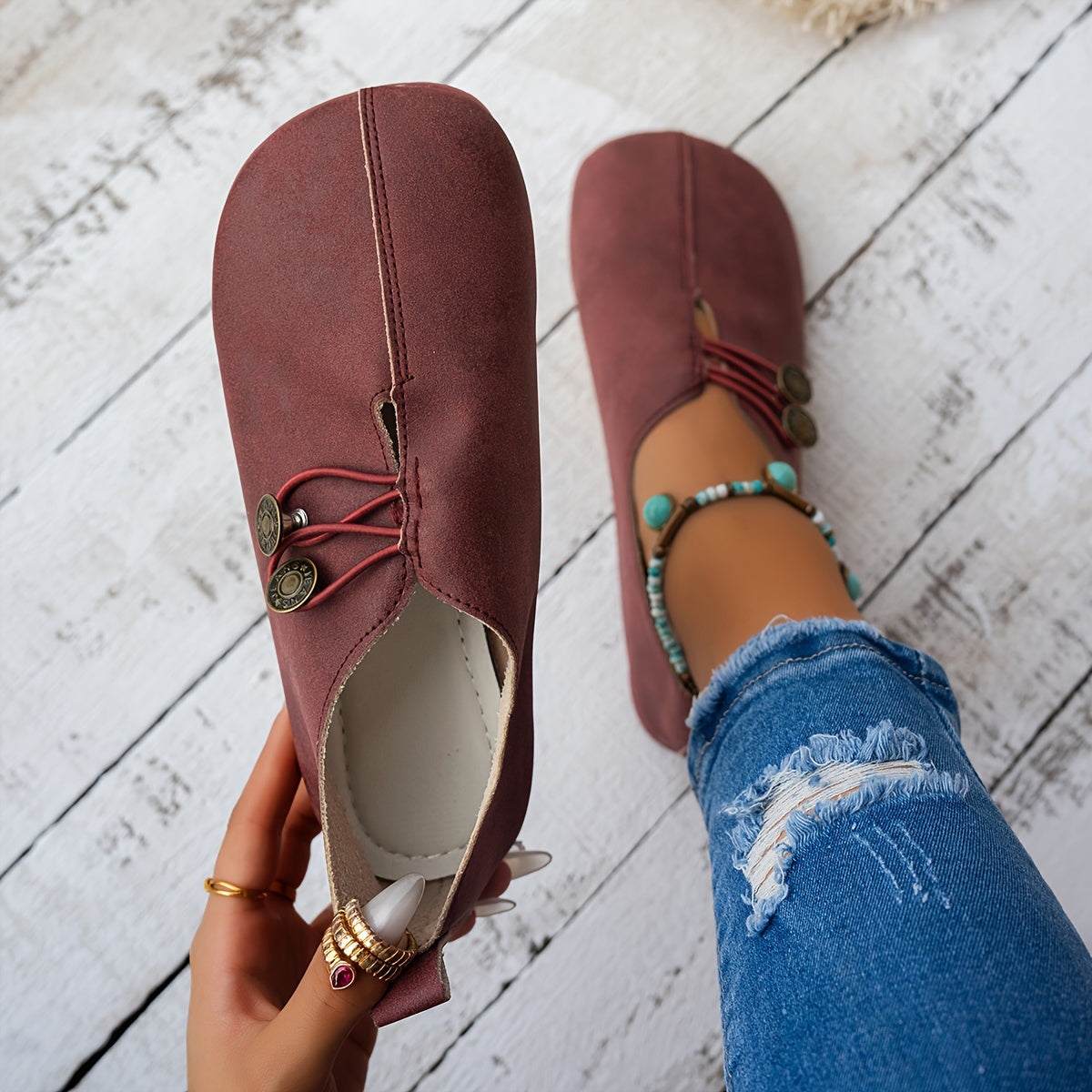 Ayollar uchun Slip-On balet tuflisi, bezakli tugmachalar bilan nafas oladigan ichki qismi