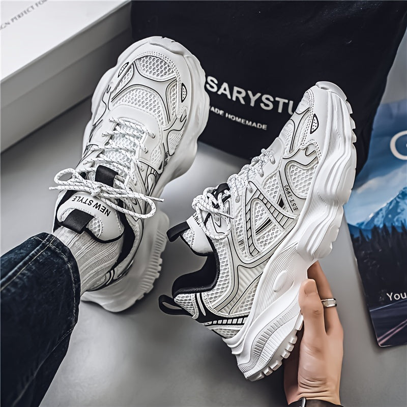 Erkaklar uchun qora qalin krossovkalar, nafas oladigan to'r, mustahkam TPU taglik, tasodifiy va sport kiyimlari uchun zarbani yutuvchi EVA ichki taglik.