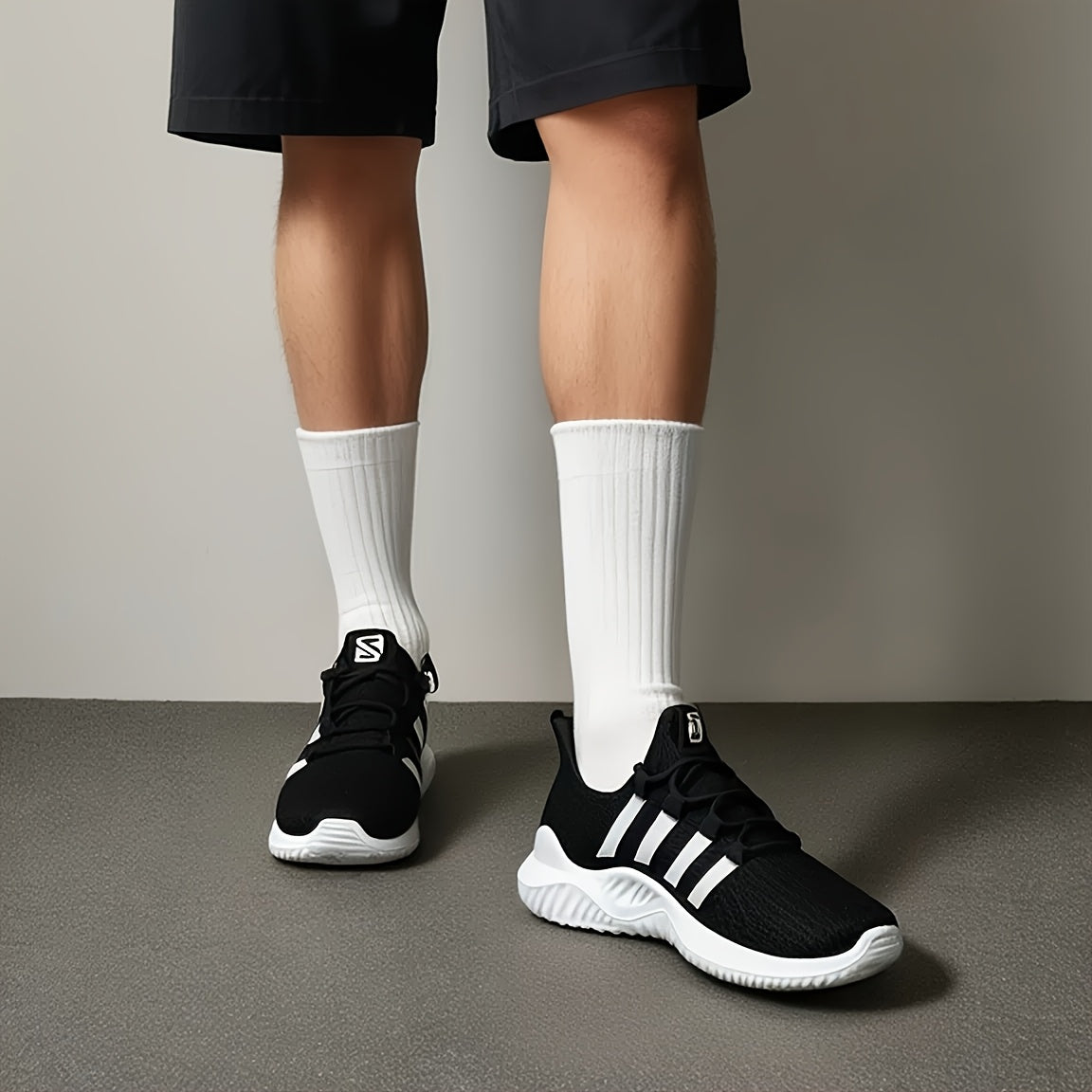 Erkaklar uchun oddiy rangdagi sport krossovkalari, bog'ichli dizayn va to'qimachilikdan tayyorlangan, kun bo'yi qulaylik uchun.