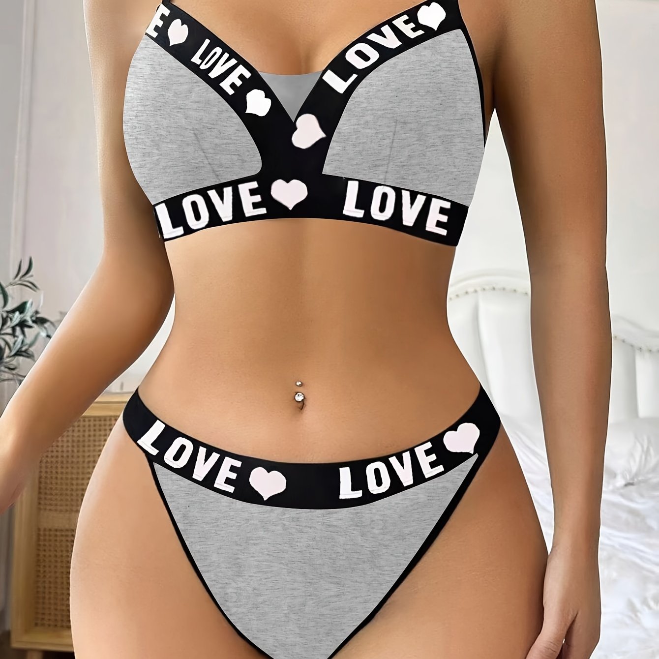 Kontrast trim bilan letter printli kamizol va ichki kiyim to'plami - jozibali ayollar ichki kiyimlari.