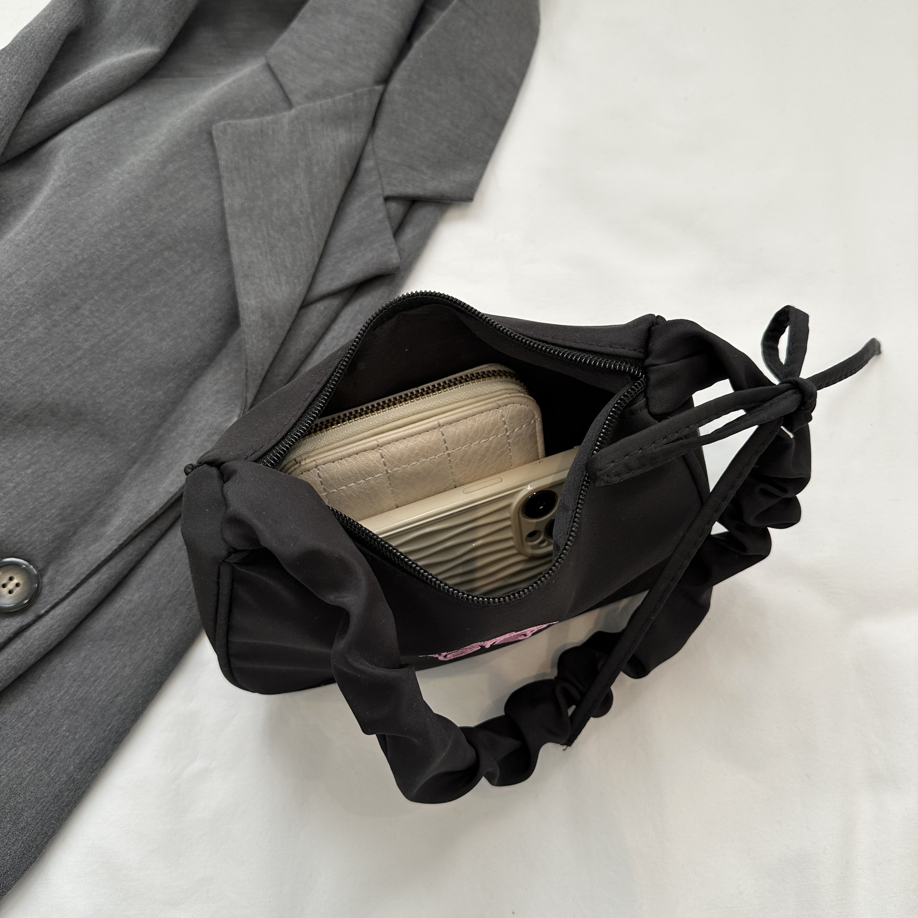 Стильная сумка через плечо с принтом бабочек для женщин, выполненная из повседневной оксфордской ткани с драпированным облачным дизайном, застежкой на молнии и полиэстеровой подкладкой.