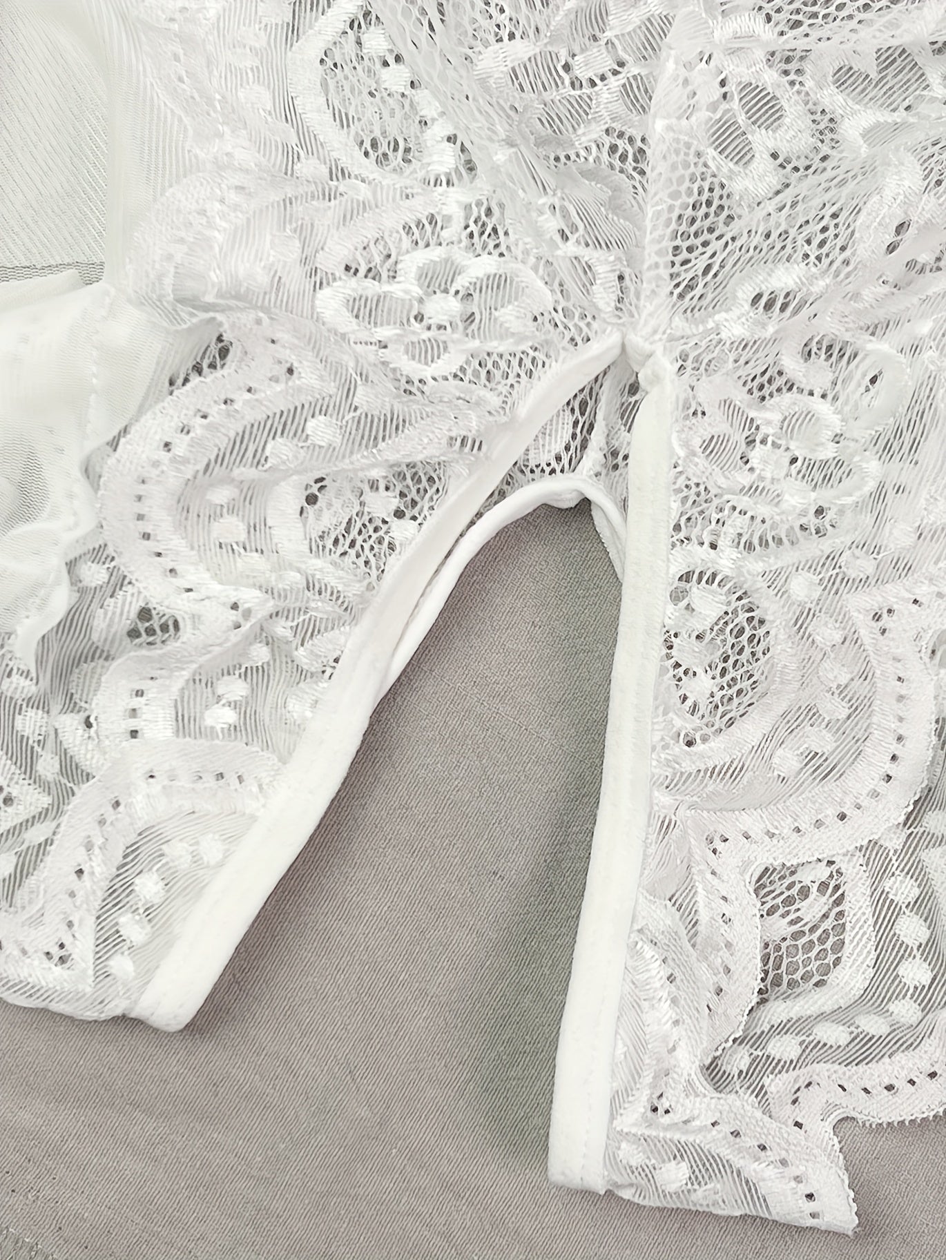 Zarif dantel halter teddy, qirrali bodysuit va murakkab dantel tafsilotlari bilan, yarim shaffof, cho'ziluvchan polyester va spandeks aralashmasidan tayyorlangan. Romantik kechalar uchun mukammal va mashinada yuvish oson.