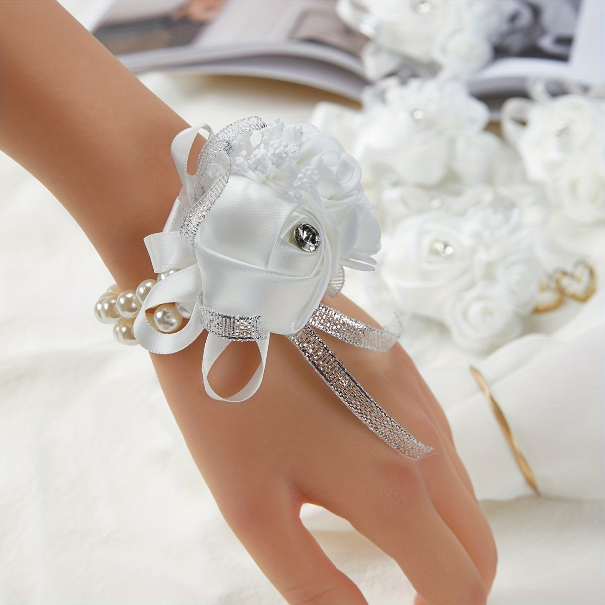 Chiroyli mato gulchambarlar, marjonlar va rhinestones bilan to'ldirilgan, kuyovlar va rasmiy tadbirlar uchun