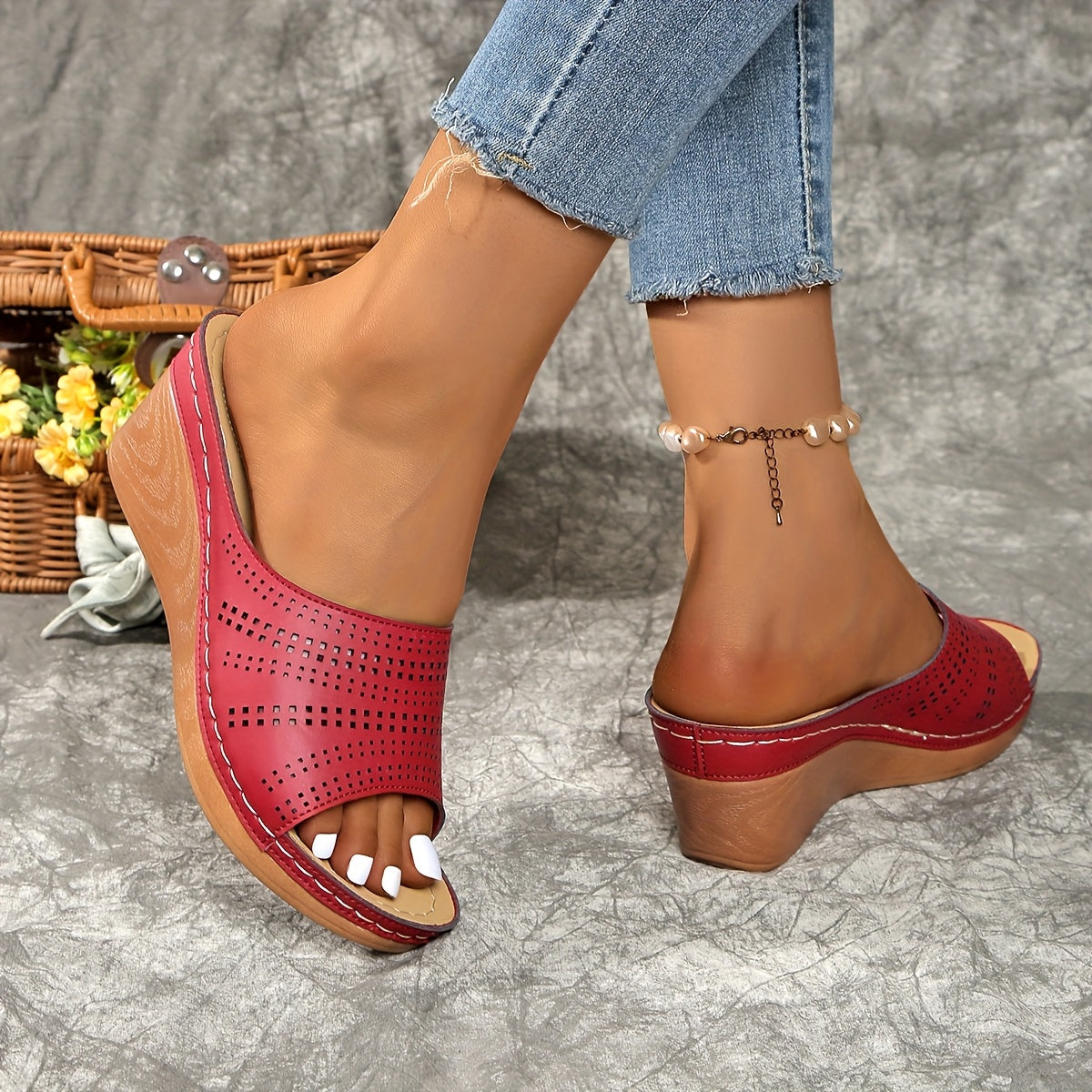 Женские босоножки на каблуке с открытым носком и вентиляционными вырезами