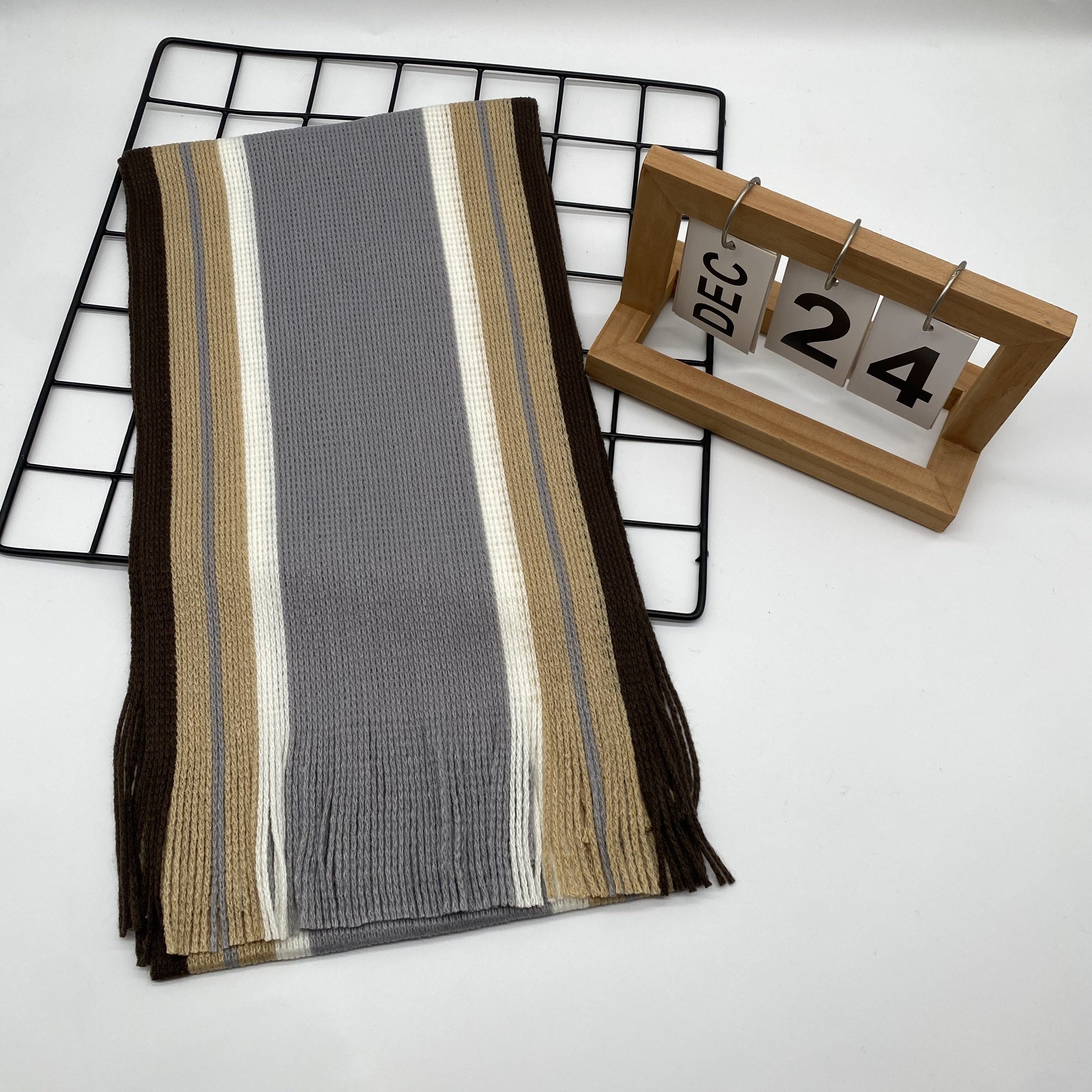 Tashqi trend uchun to'qilgan moda aksessuar - Erkaklar uchun tasma detali bilan rangli blokli chiziqli sharf, iliq akril materialdan tayyorlangan