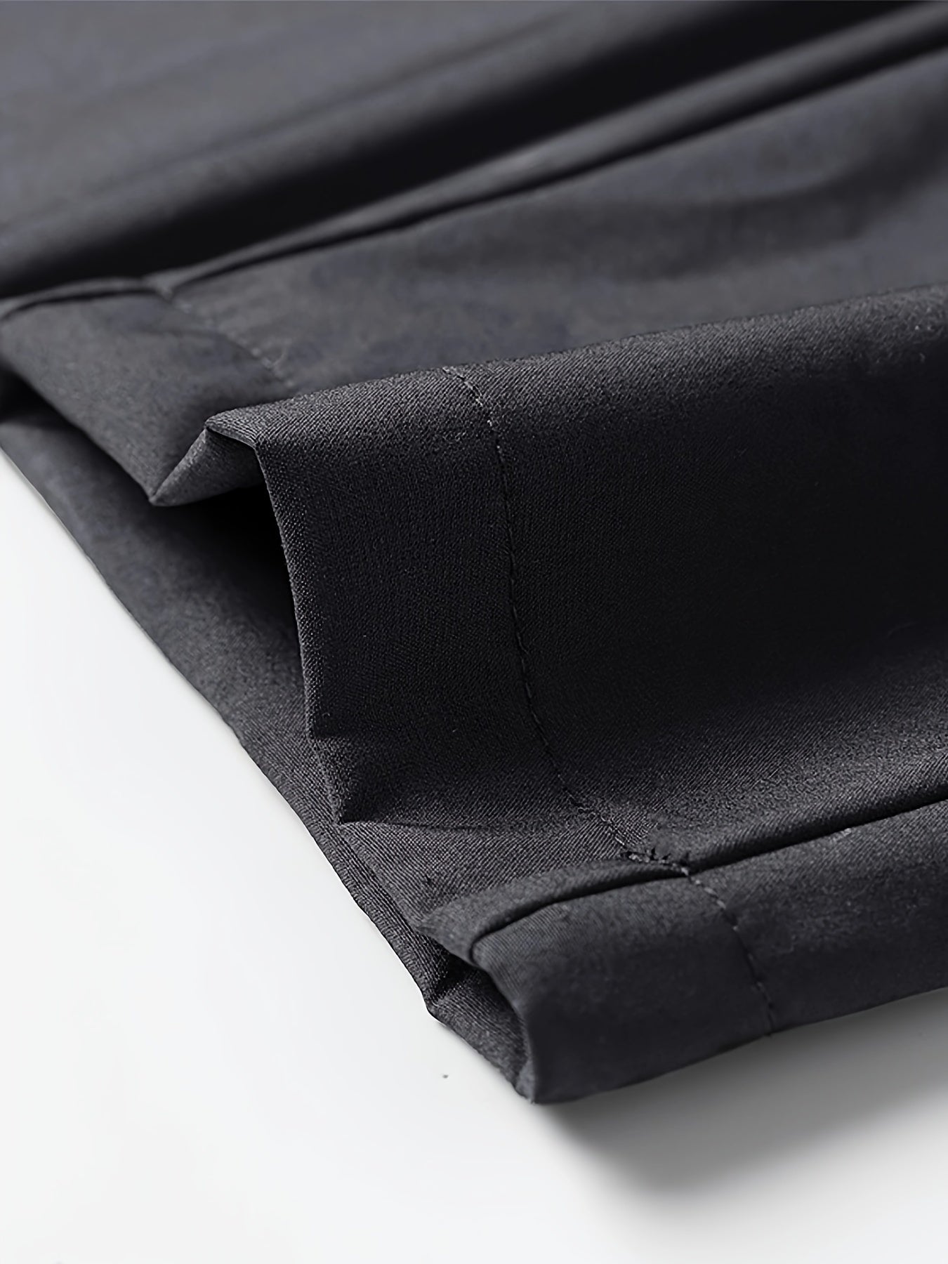 Erkaklar uchun klassik tasodifiy to'g'ri oyoq shimlar, polyesterdan tayyorlangan, cho'zilmaydigan mato bilan, fermuar tafsilotlari bilan. Oddiy moslashuv, 110g/㎡ og'irlikda, golf uchun mos va bahor/yaz uchun ideal, mavjud bo'lgan