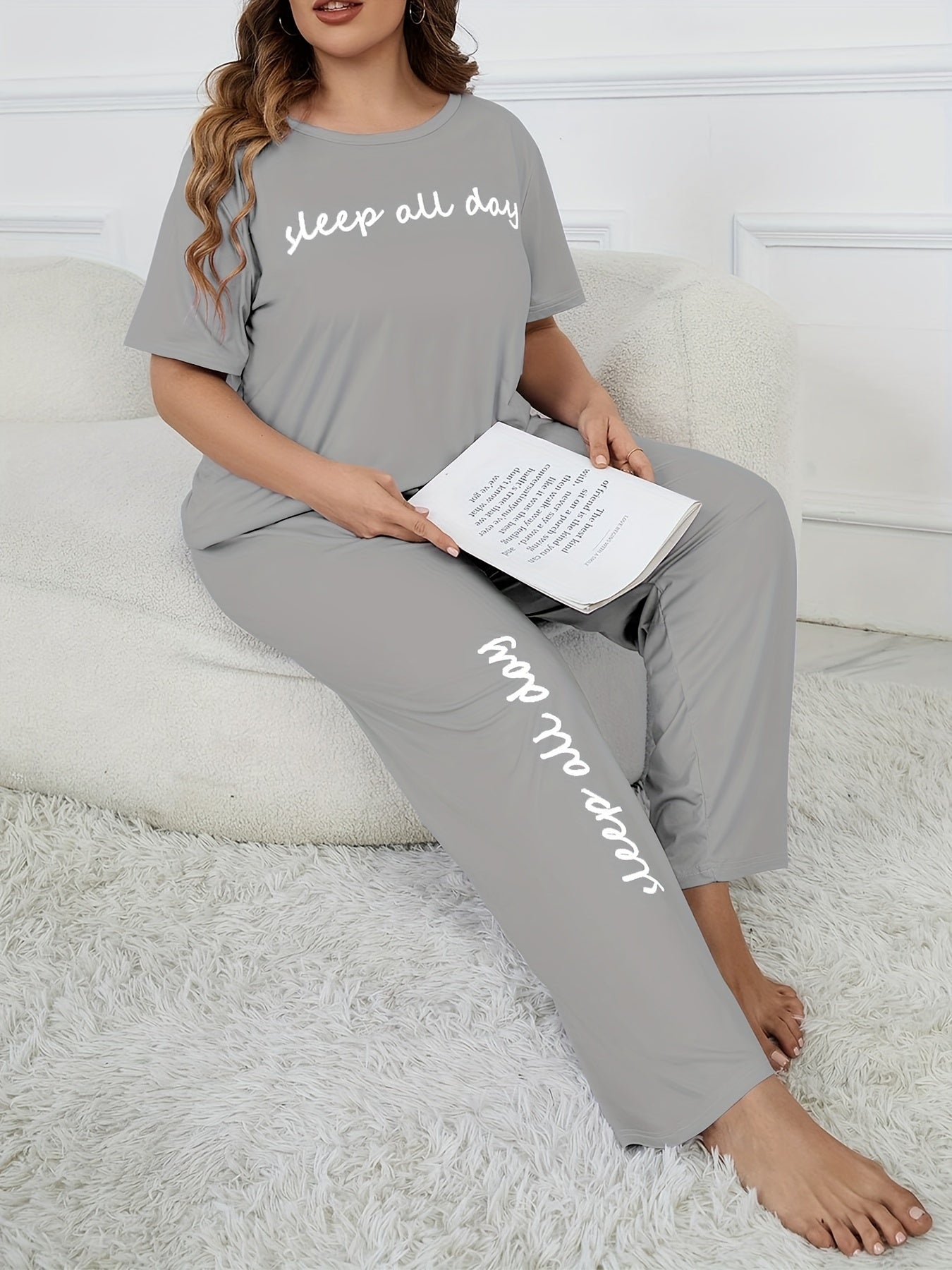 Chiroyli plussayz pijama to'plami, bosma yuqori va oddiy shimlar bilan.