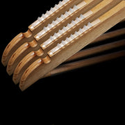 Agarraderas de madera antideslizantes con tiras adhesivas para la organización de ropa