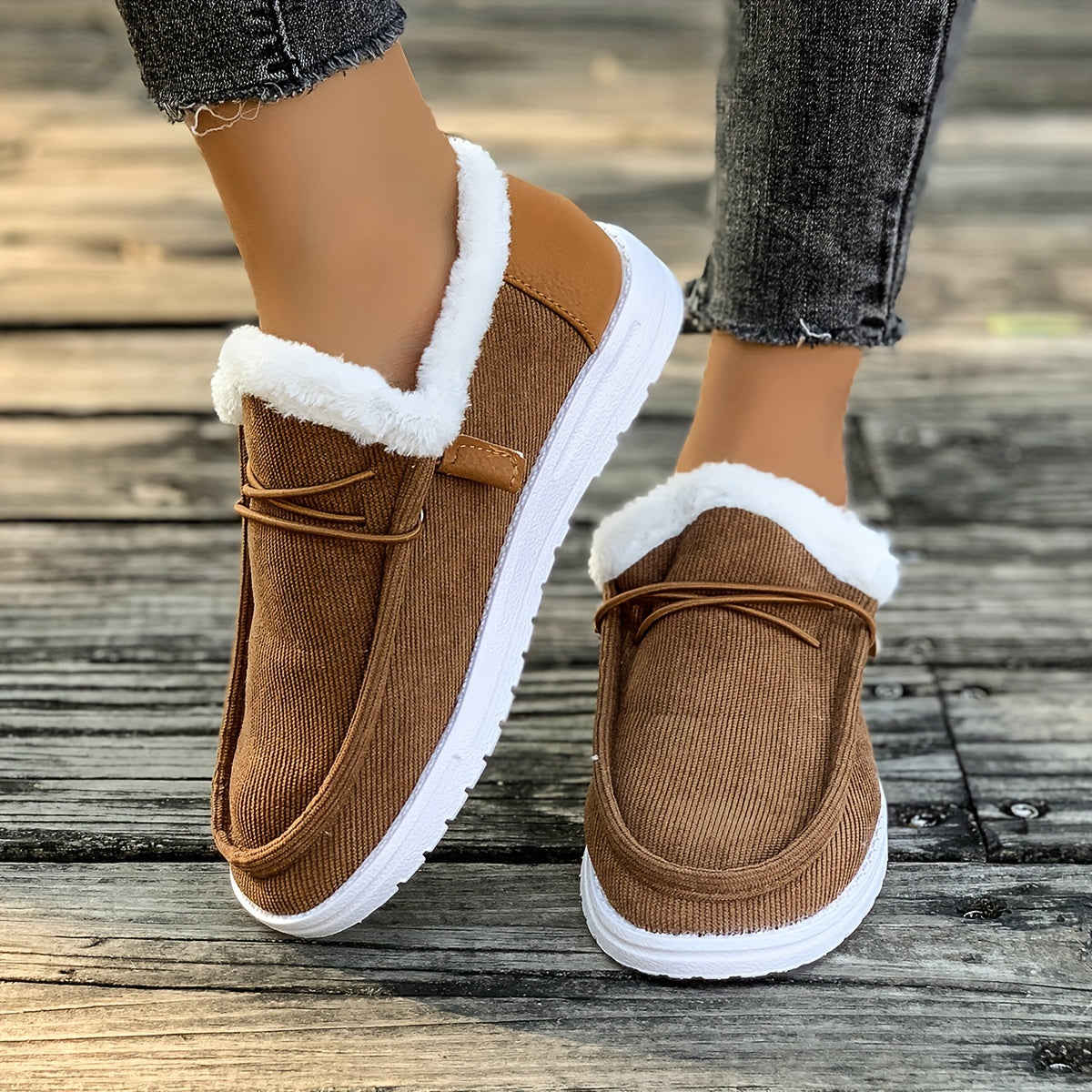 Ayollar uchun bej rangli slip-on mokasinlar, mo'ynali chetlar bilan, kundalik tekis poyabzal