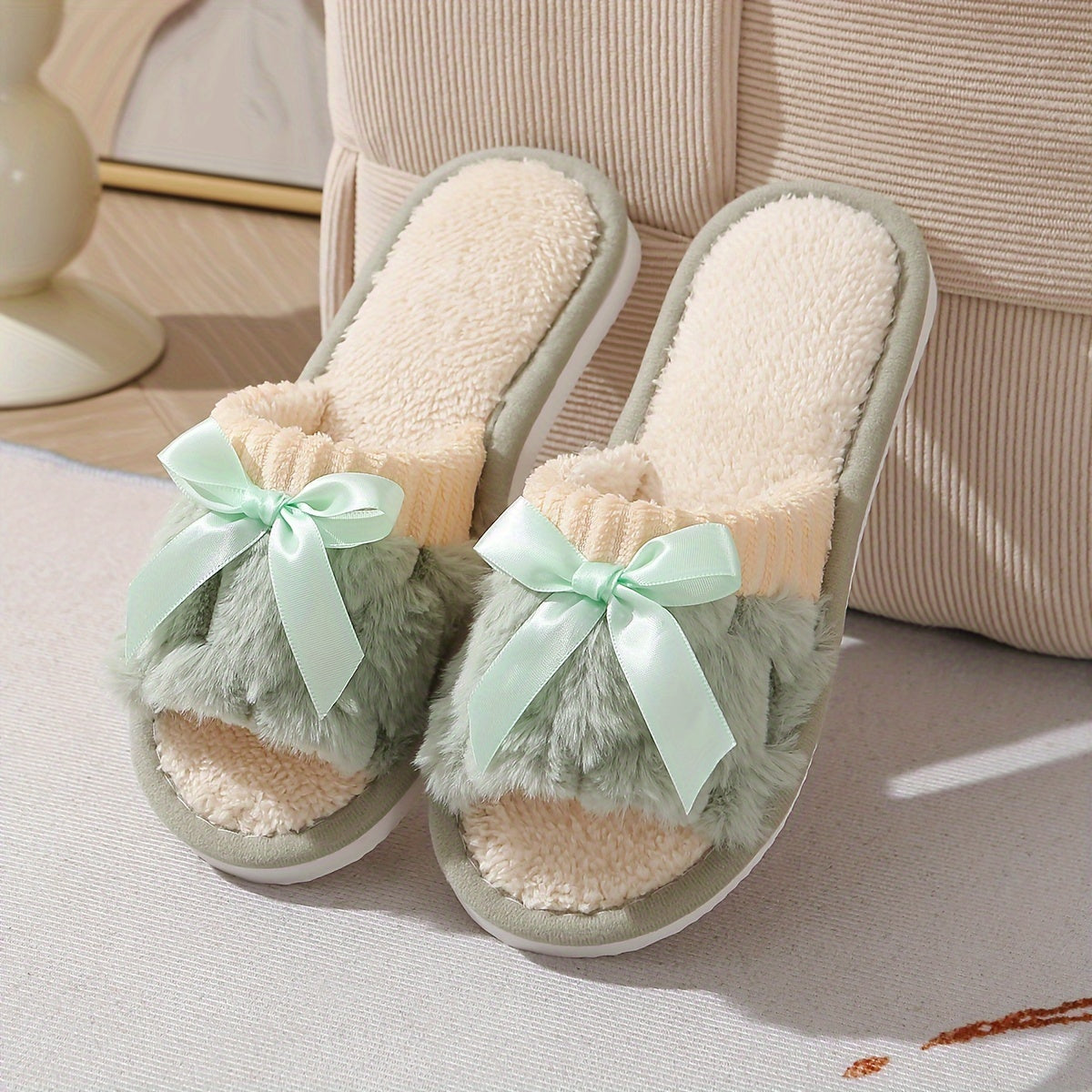 Ayollar uchun shpatovkali qulay slayd sandal, bowknot bilan, kulrang va qaymoq rangli ichki va tashqi foydalanish uchun