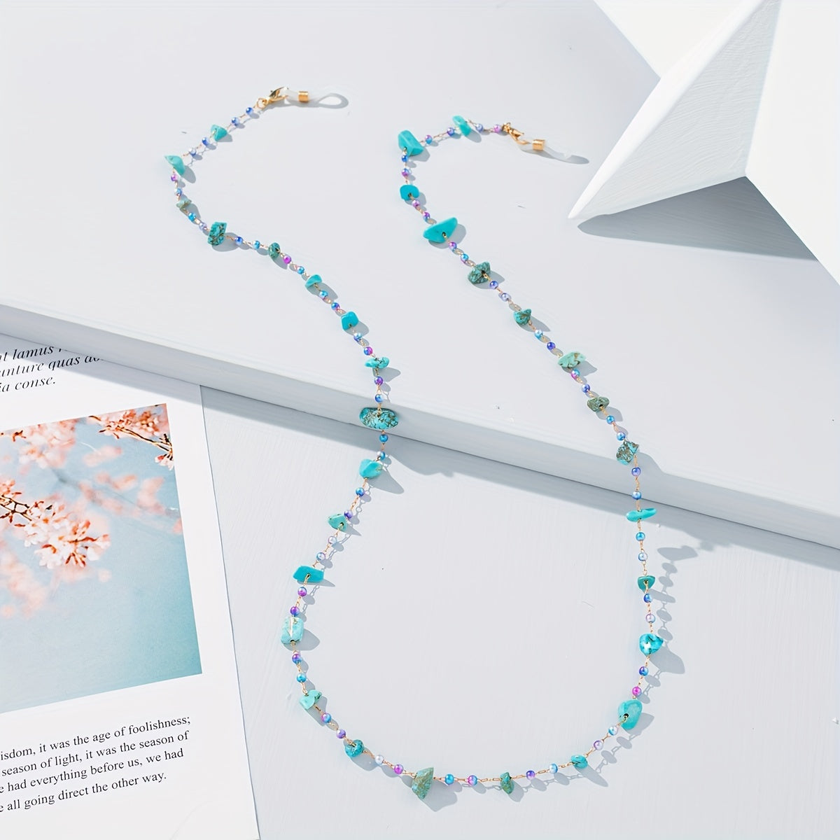 Nozik halter ko'zoynak zanjiri, notekis maydalangan tosh va aralash materiallardan tayyorlangan, ayollar uchun mukammal.