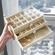 Akril zargarlik buyumlarini tashkil qiluvchi, katta shkaf va flanel qoplamali, quloq taqilishi, uzuklar va uzuklar uchun