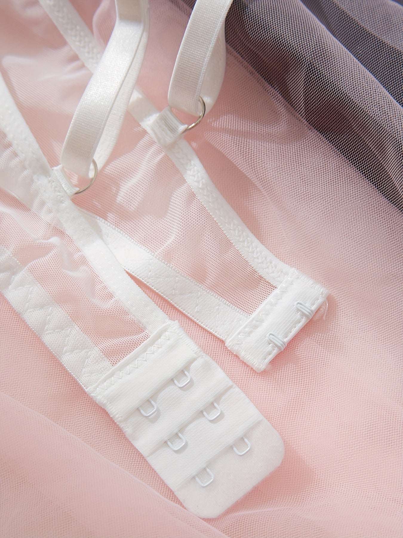 Комплект нижнего белья для женщин: бюстгальтер с цветочной вышивкой и стринги.