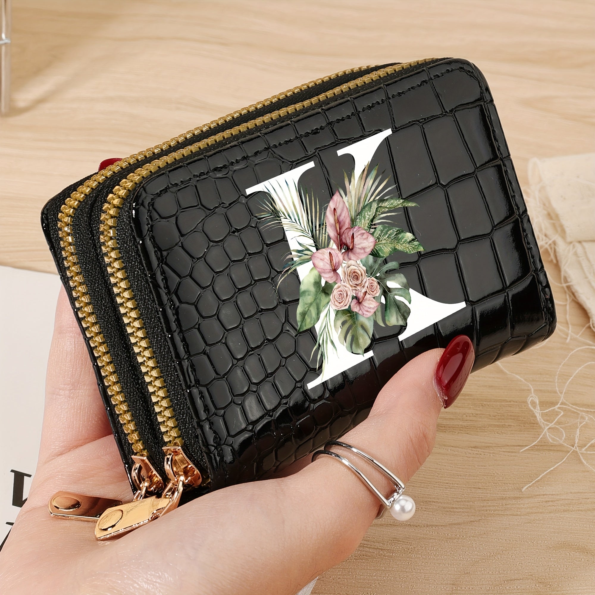 Cartera para tarjetas de crédito para mujer con estampado floral de letras, negro y blanco, gran capacidad, con cremallera y textura de cocodrilo en PU