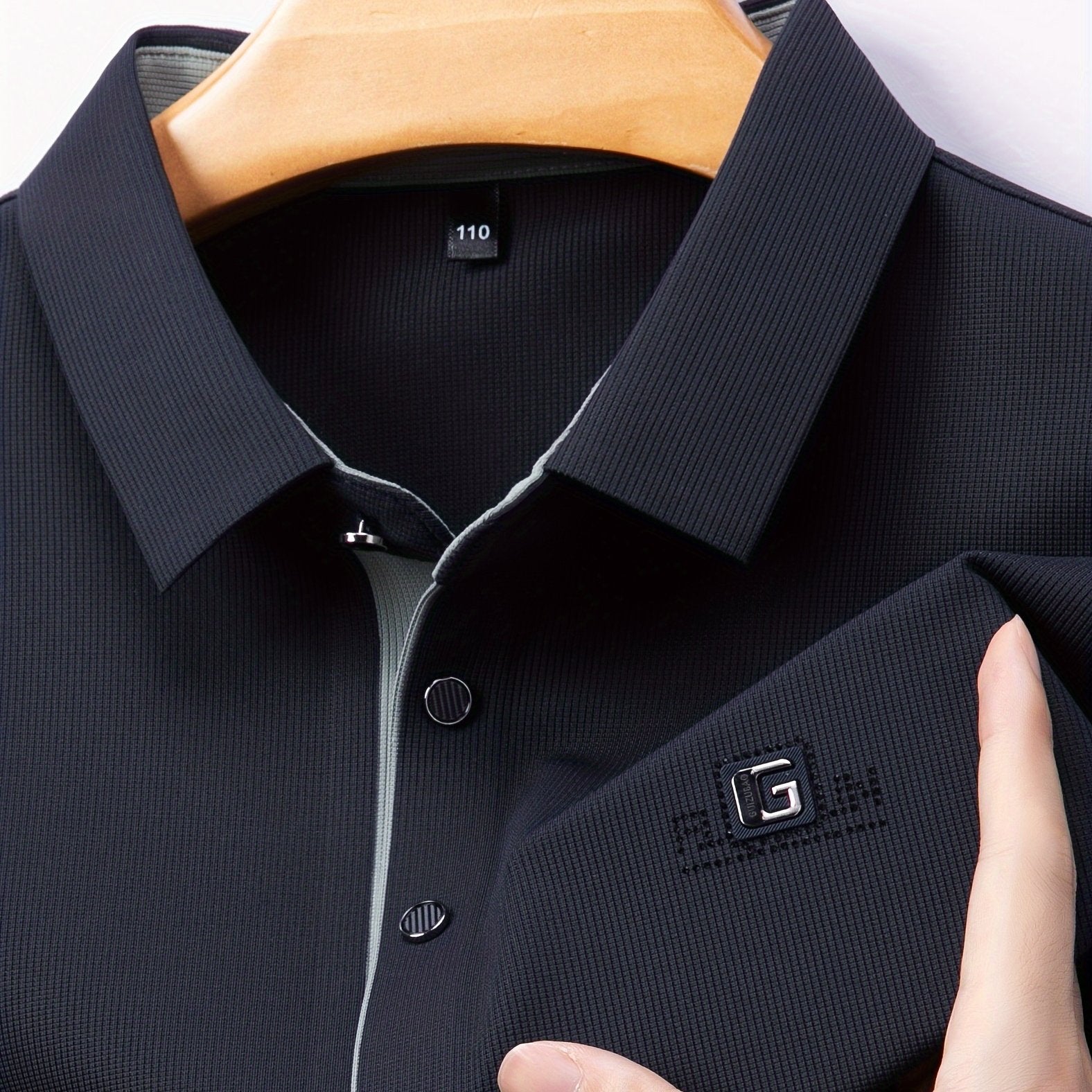 Camisa de manga larga de color sólido para hombre con botones, cuello de solapa y detalles con logotipo