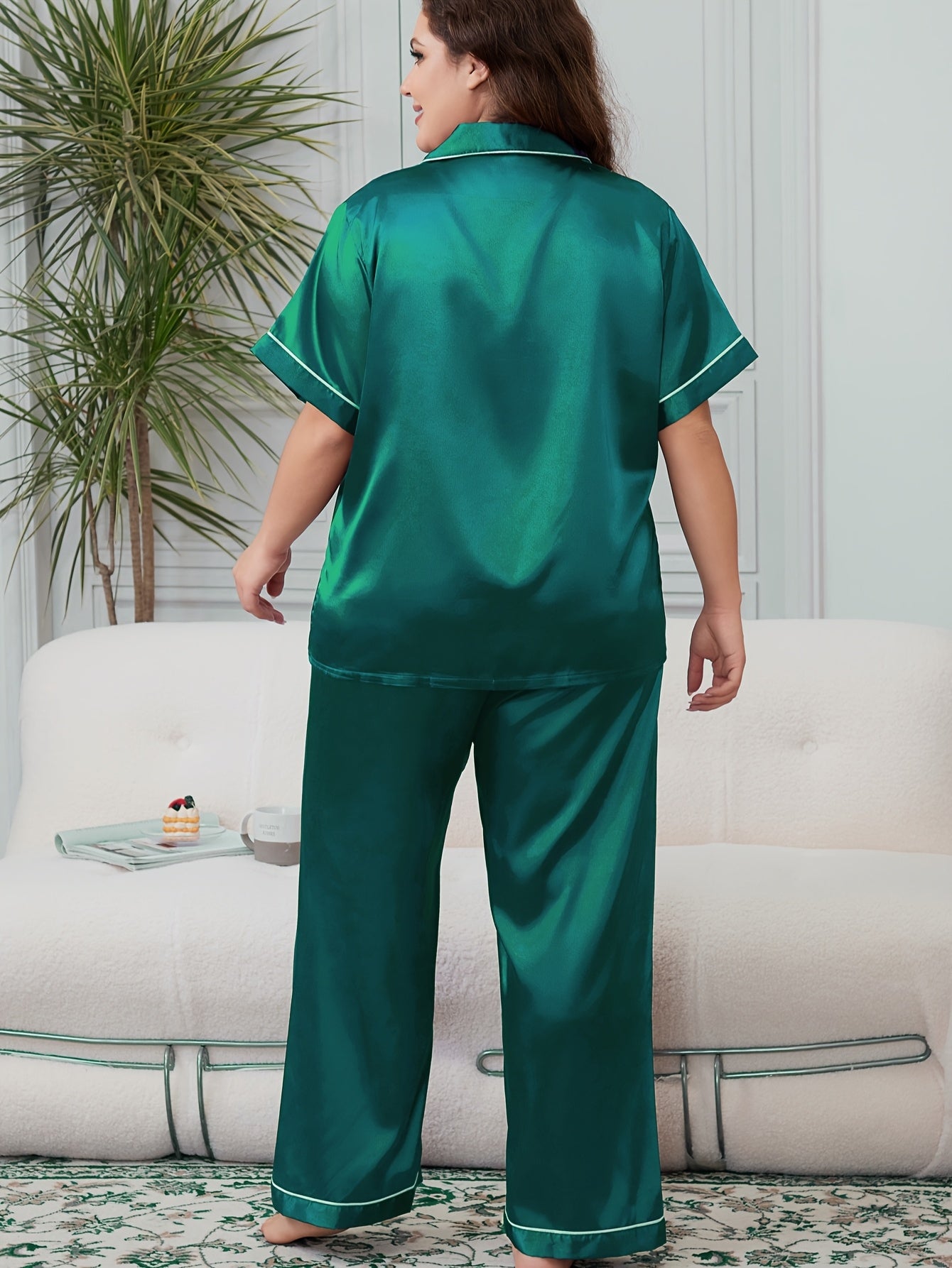 Ayollar uchun katta o'lchamdagi elegant pijama to'plami, qisqa qo'lli tugma bilan bosilgan ko'ylak va shim