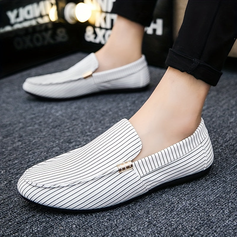 Mocasines slip-on de malla para hombre con patrón geométrico en negro y blanco para uso en exteriores