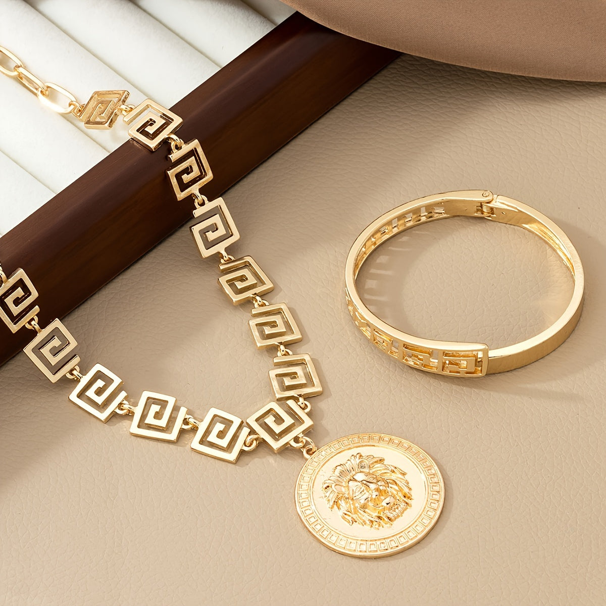 Seductive Jewelry Set with Zinc Alloy Bracelet and Necklace for Women